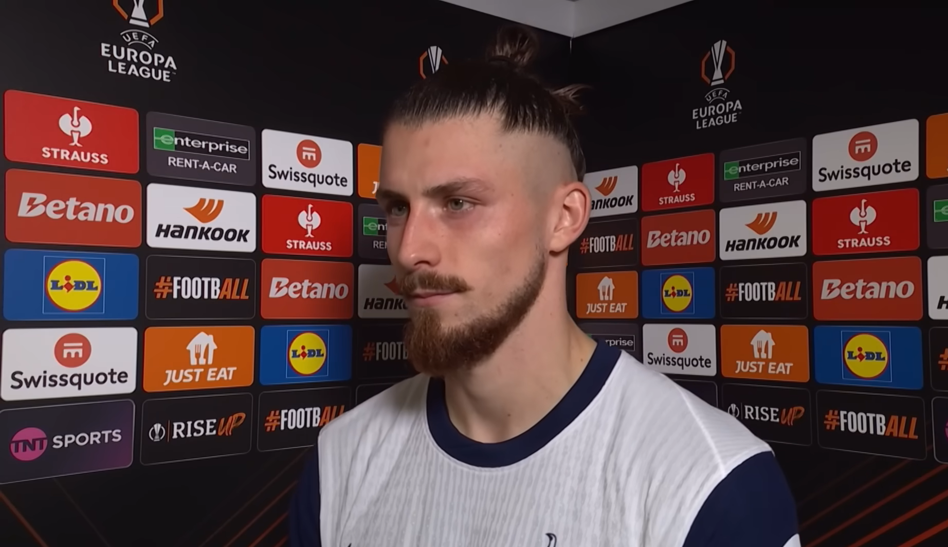 Reacția lui Radu Drăgușin după ce a fost integralist &icirc;n Tottenham - AZ Alkmaar