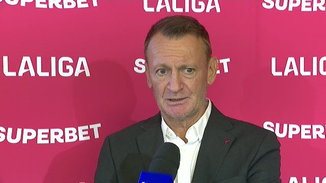 Gică Craioveanu exprimându-și frustrarea după eliminarea dramatică a Universității Craiova în meciul cu AEK Atena, în direct la TV. | sursa foto: Sport.ro Gică Craioveanu exprimându-și frustrarea după eliminarea dramatică a Universității Craiova în meciul cu AEK Atena, în direct la TV. | sursa foto: Sport.ro
