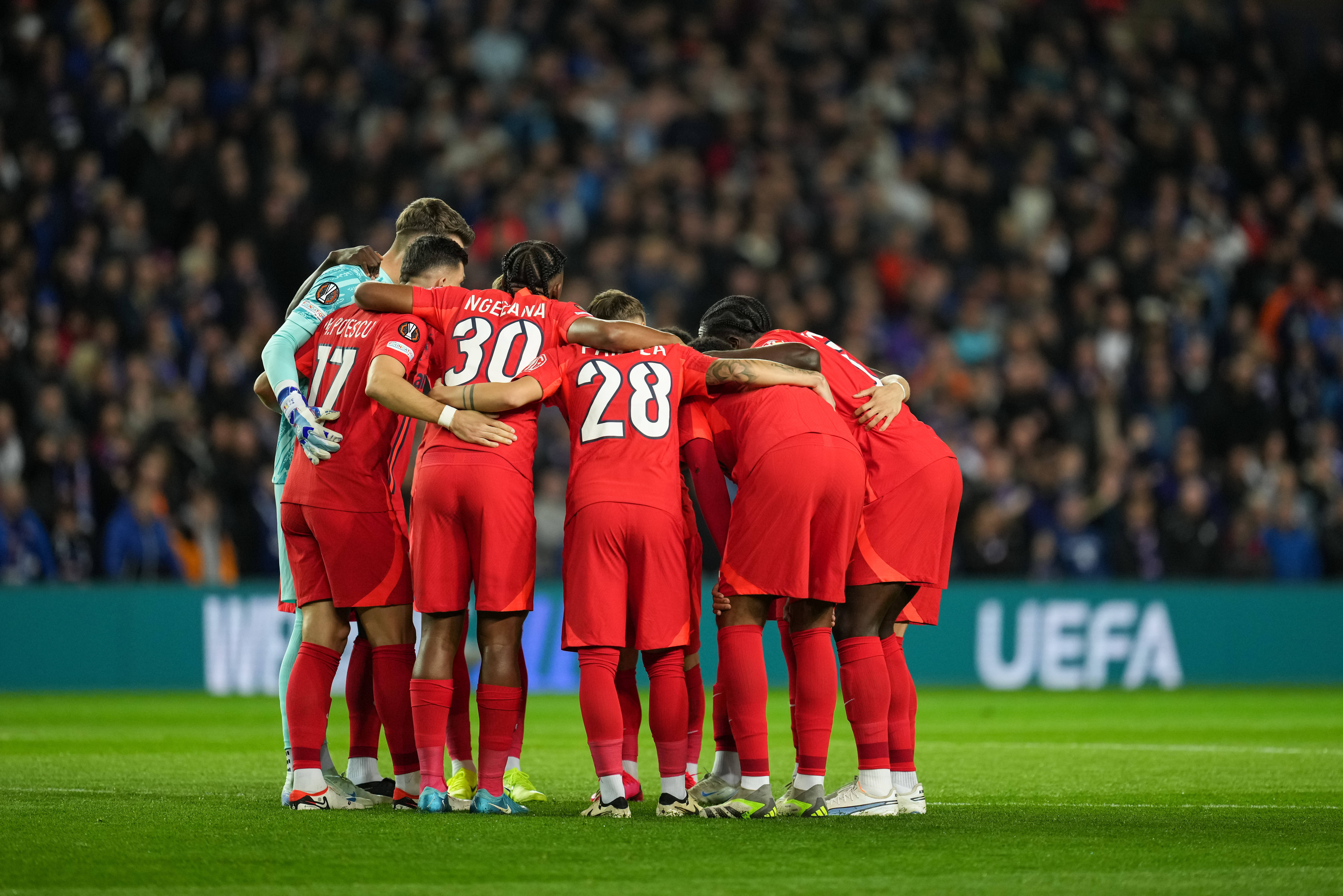 Cine o arbitrează pe FCSB &icirc;n Europa League? Anul trecut a fost acuzat că &rdquo;a fost cumpărat&rdquo; de o echipă: &rdquo;De ce nu poartă tricoul lor?&rdquo;