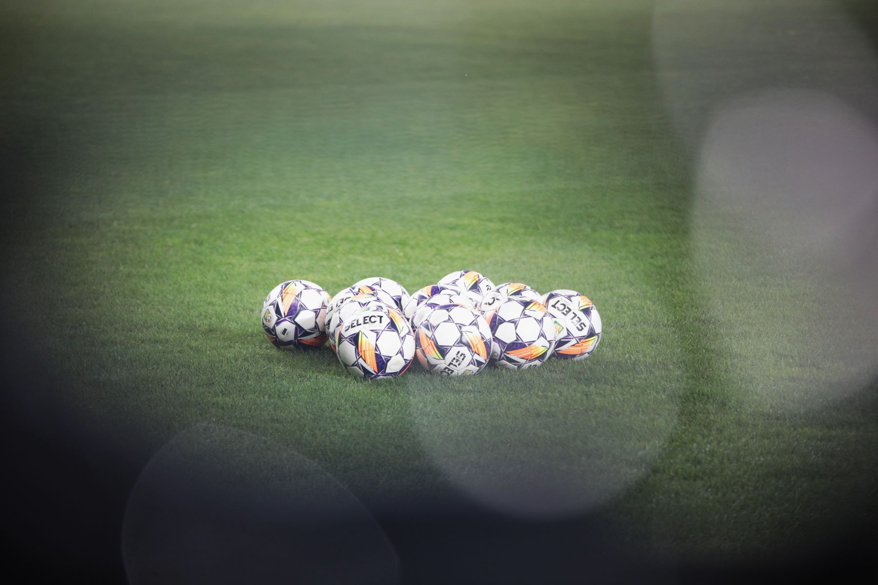 Ce legături au candidații la președinția Rom&acirc;niei cu fotbalul. Un fost arbitru, un patron de club, un ultras și doi foști jucători mediocri