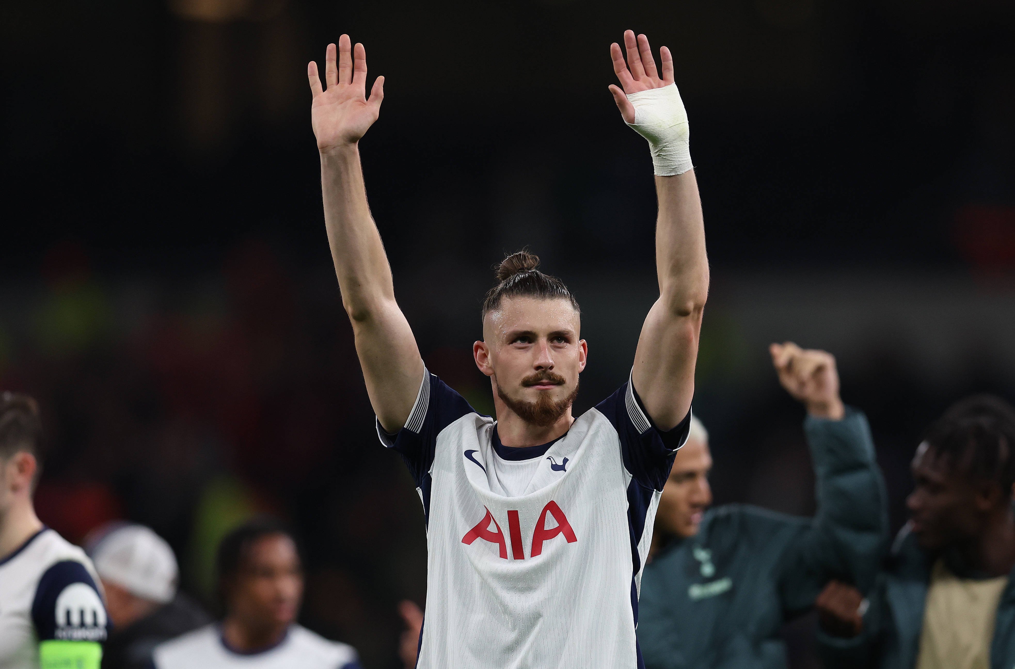 Cum l-au descris englezii pe Radu Drăgușin &icirc;nainte de Manchester City - Tottenham