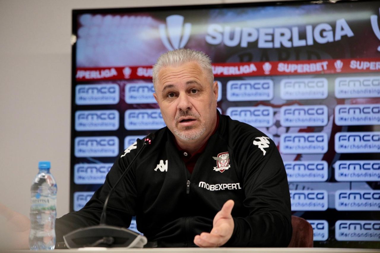 Marius Șumudică semnând contractul pe un sezon ca antrenor al echipei CFR Cluj, în prezența oficialilor clubului | sursa foto: Sport.ro Marius Șumudică semnând contractul pe un sezon ca antrenor al echipei CFR Cluj, în prezența oficialilor clubului | sursa foto: Sport.ro