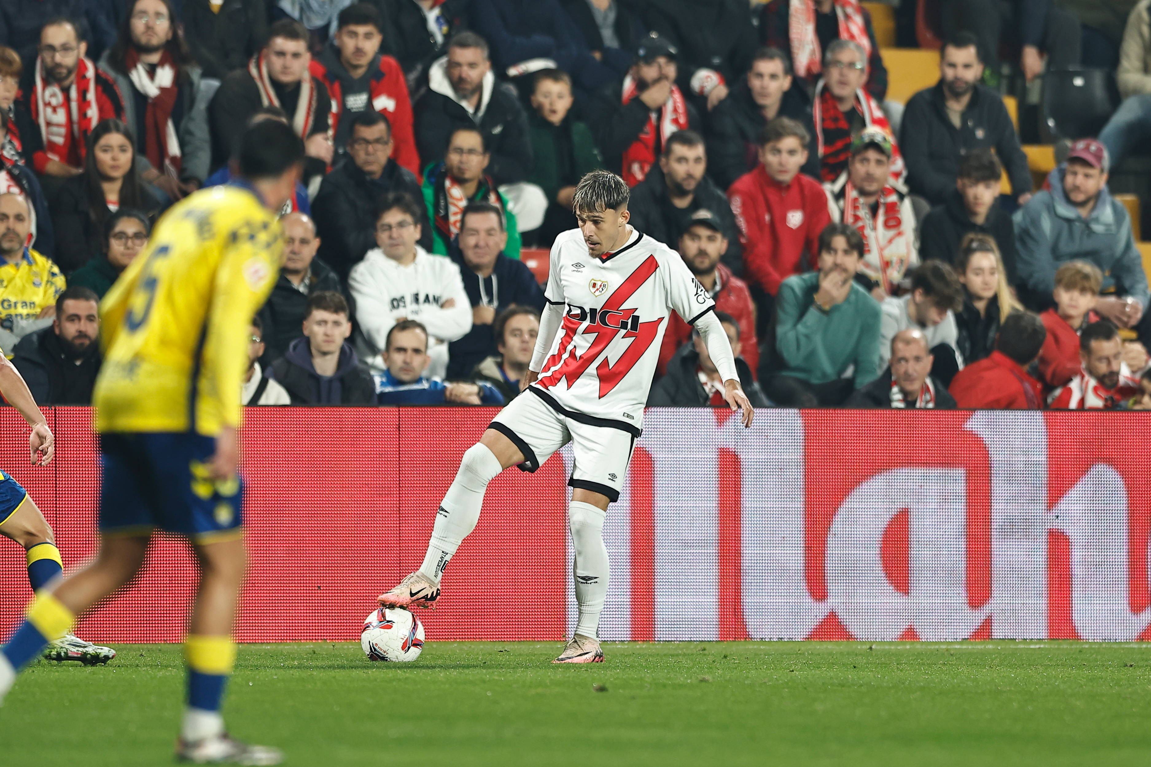 A sprintat degeaba 70 de metri! C&acirc;te stele a primit Andrei Rațiu &icirc;n dezastrul de acasă al lui Rayo cu penultima clasată