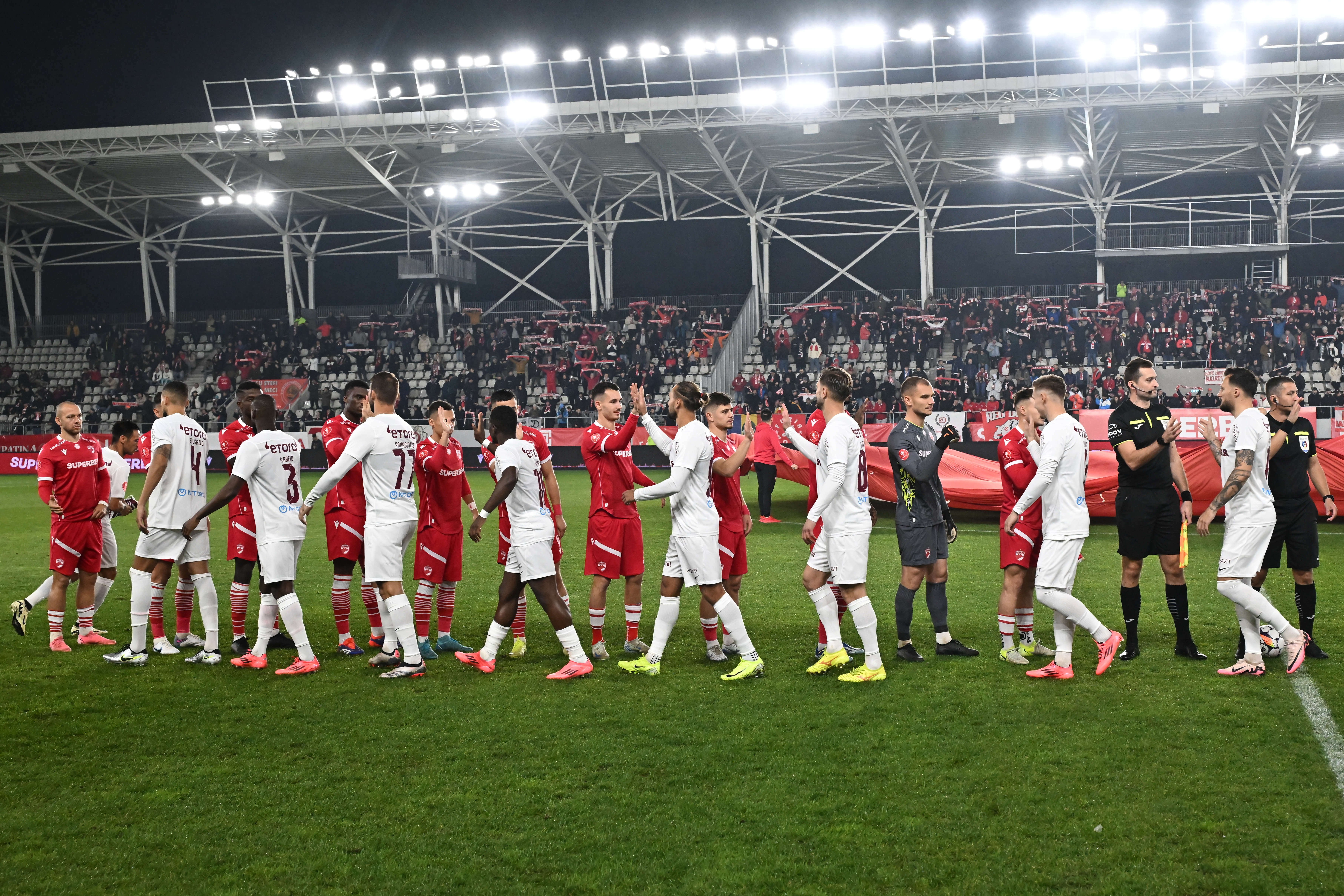 &Icirc;ncă un scaun aruncat &icirc;n teren la meciul lui Dinamo! Decizia Jandarmeriei