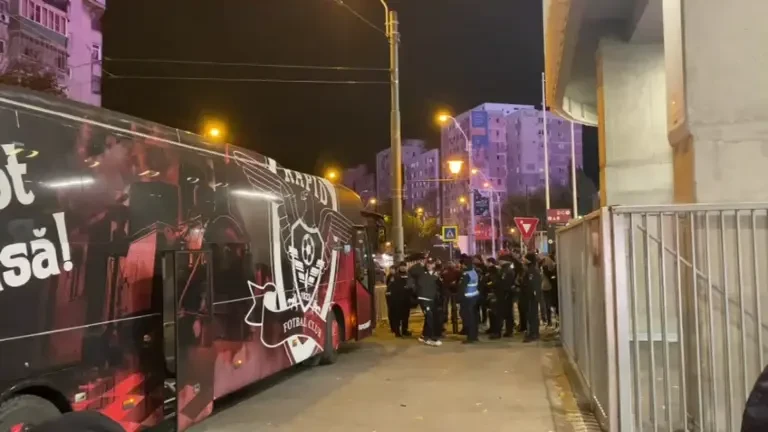 Sosirea autocarului lui Rapid &icirc;naintea meciului cu UTA Arad