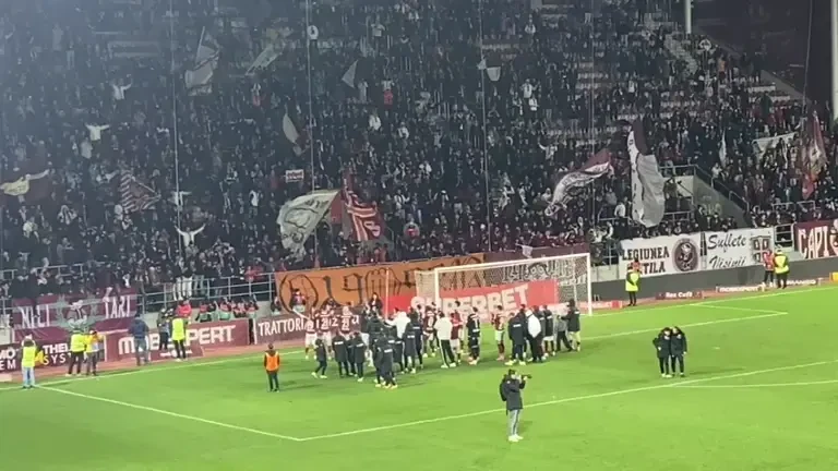 Jucătorii Rapidului, &icirc;n fața galeriei, după meciul cu UTA Arad