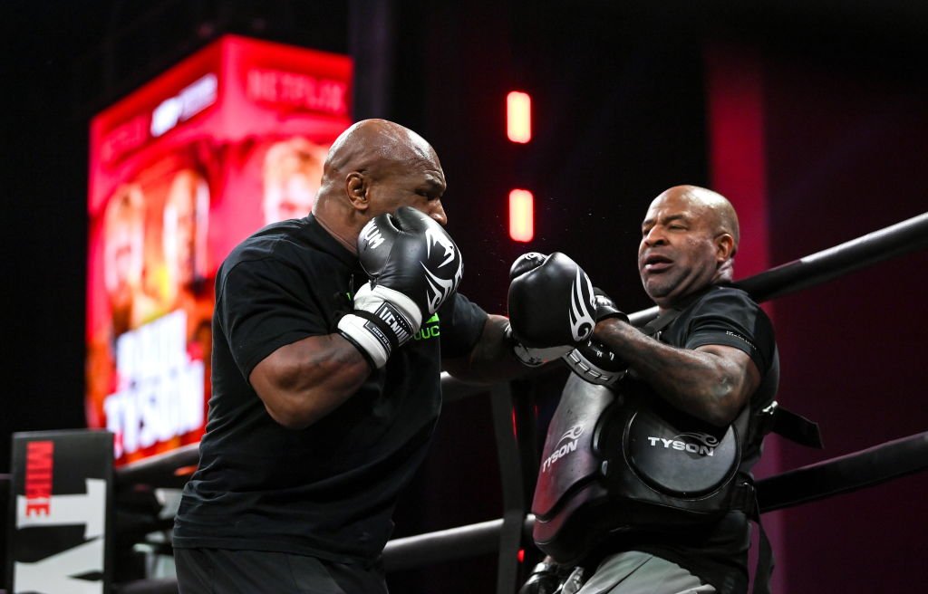 Mike Tyson &icirc;și face revenirea &icirc;n box, &icirc;n fața a 70.000 de spectatori!
