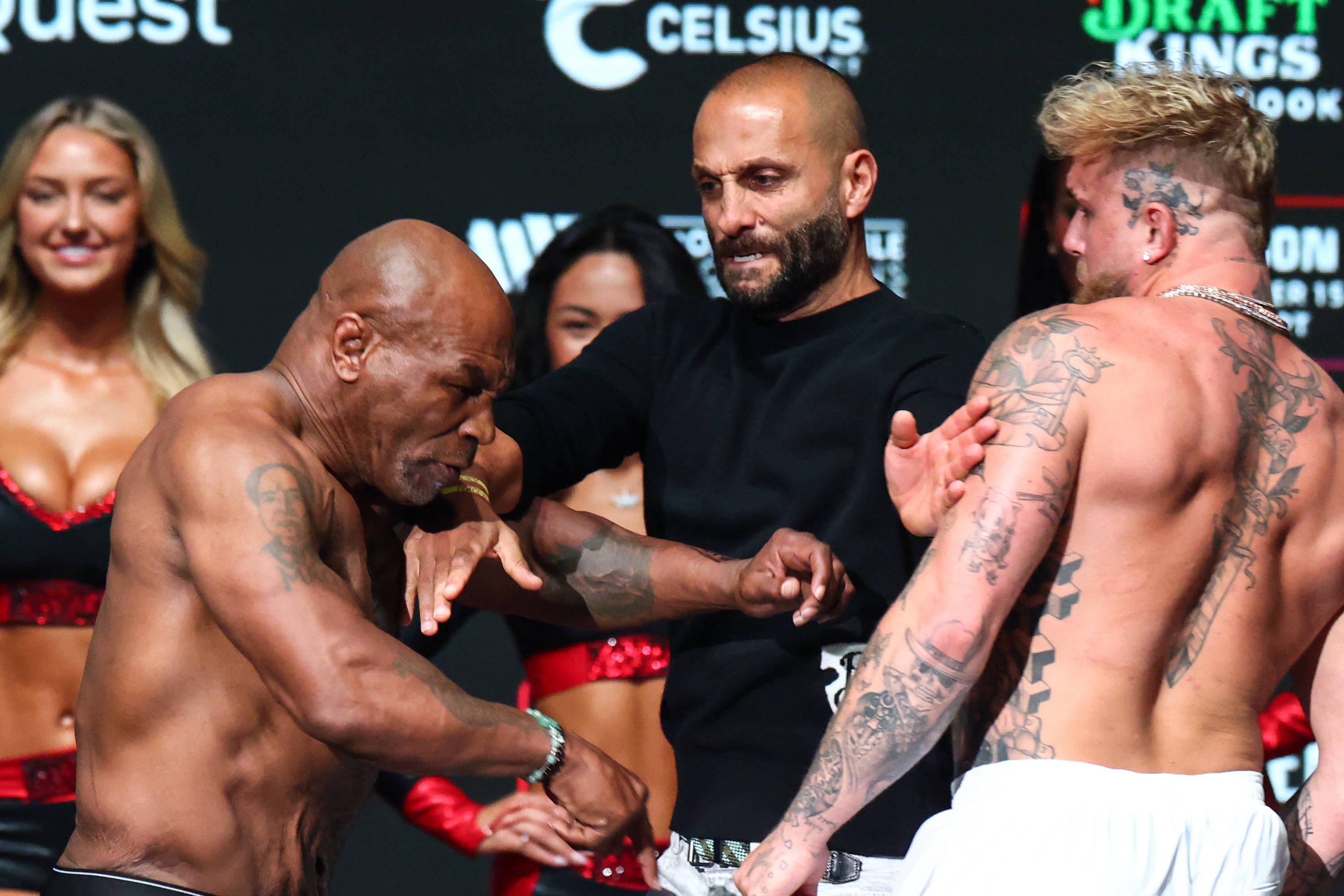 Reacția lui Jake Paul după ce a fost pălmuit de Mike Tyson la c&acirc;ntarul oficial + Ce a zis Iron Mike