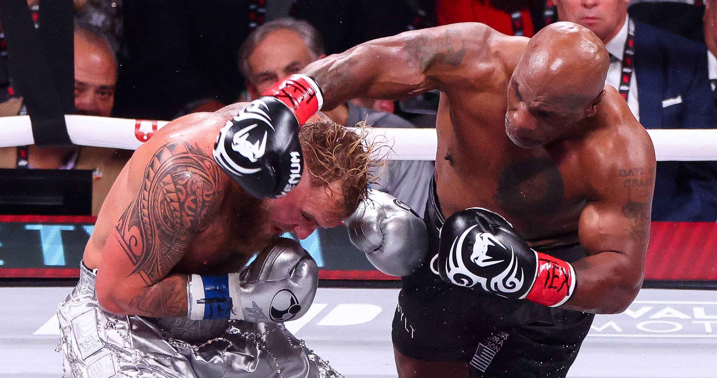 &bdquo;Iron&rdquo; Mike Tyson a cedat &icirc;n fața lui Jake Paul! C&acirc;ți bani a c&acirc;știgat fostul youtuber