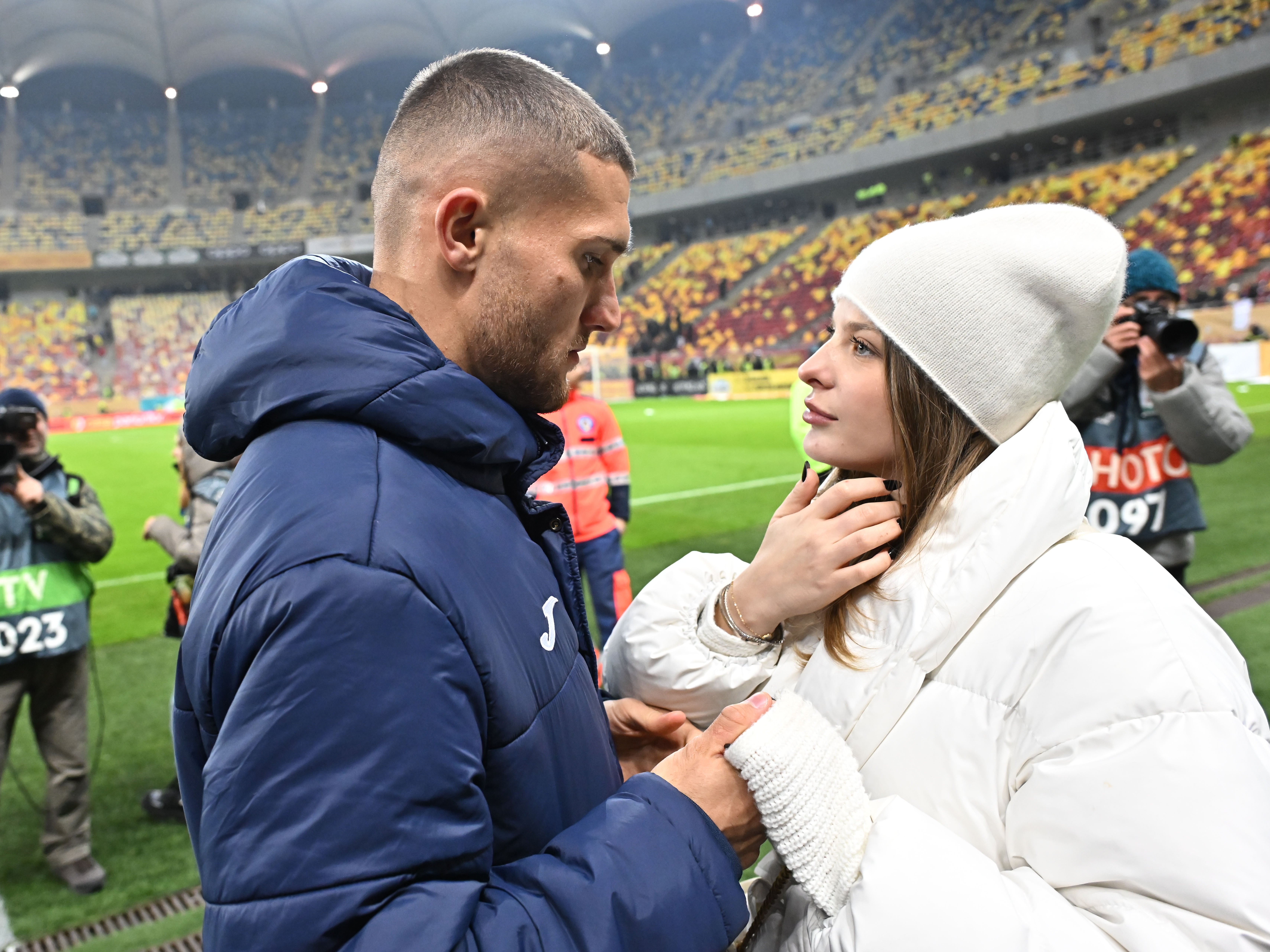 Prezență surprinzătoare pe Arena Națională! Partenera lui Daniel B&icirc;rligea a atras privirile tuturor: c&acirc;t de bine arată
