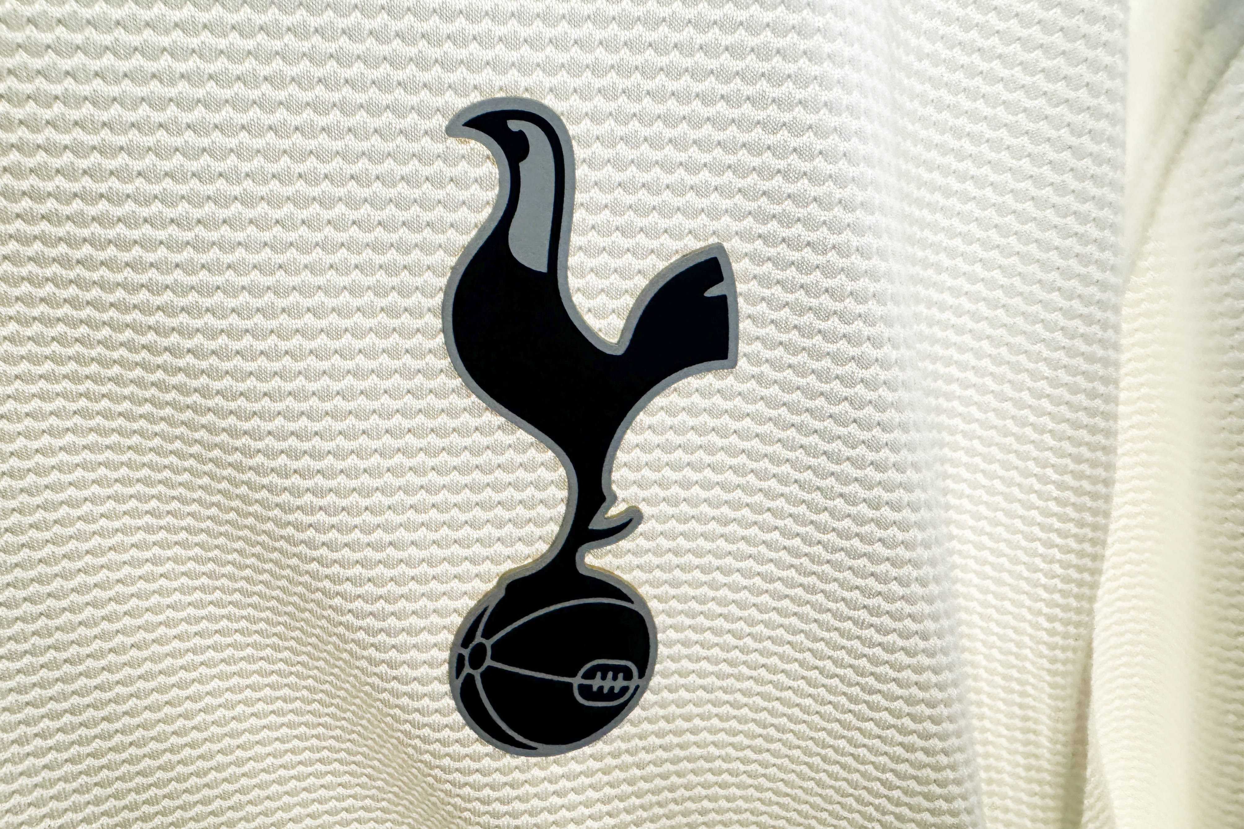 Tottenham și-a schimbat sigla! Cum arată noul logo al echipei lui Radu Drăgușin