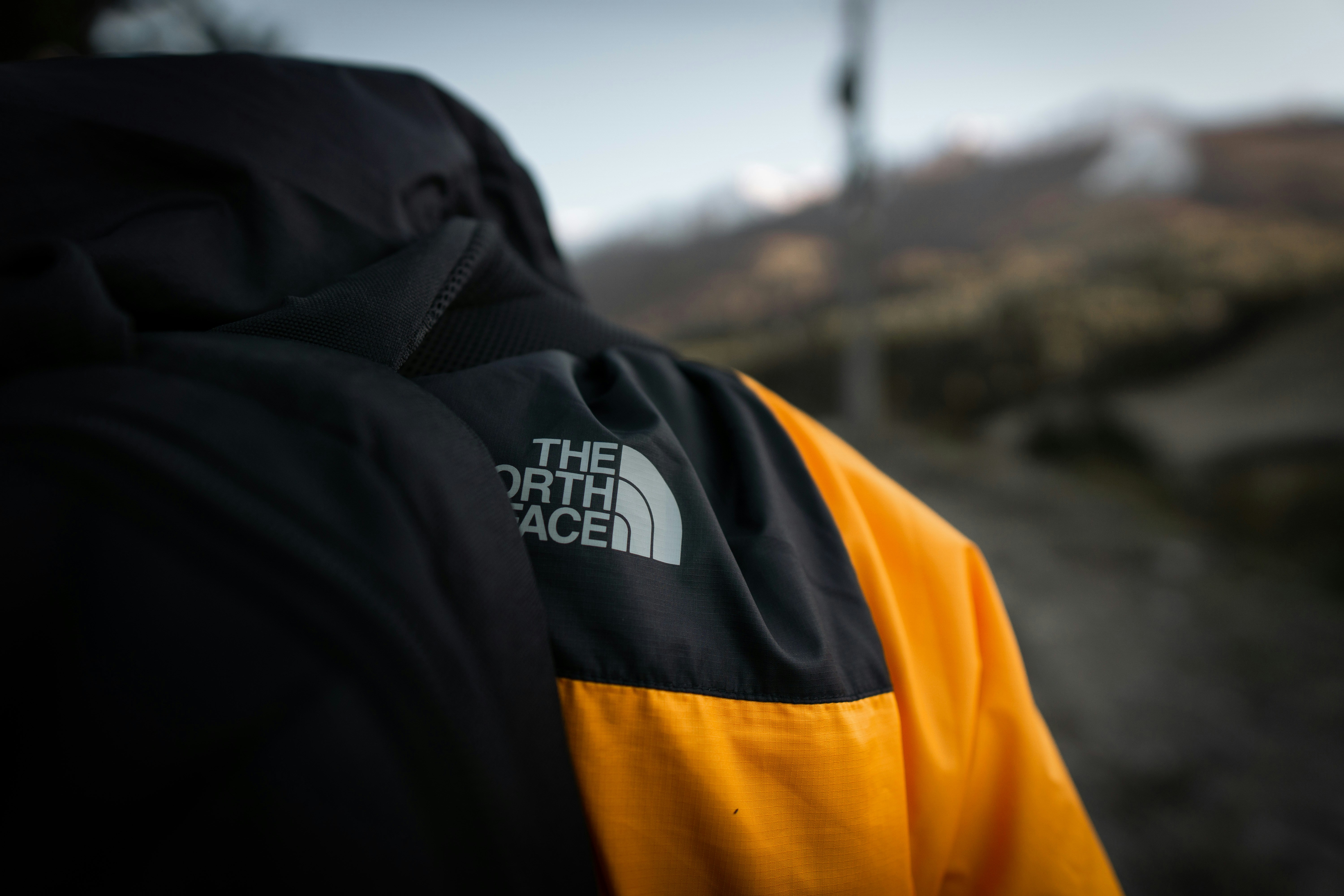 (P) Cum să porți geaca The North Face pentru a se potrivi stilului tău