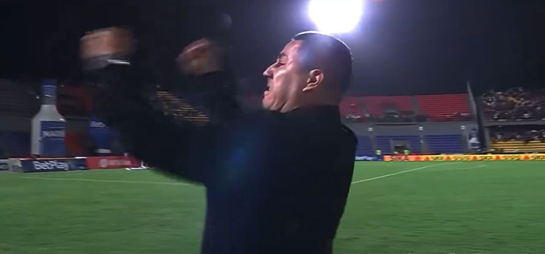 Nebunie totală! Antrenorul a fost arestat după ce i-a provocat pe suporterii adverși