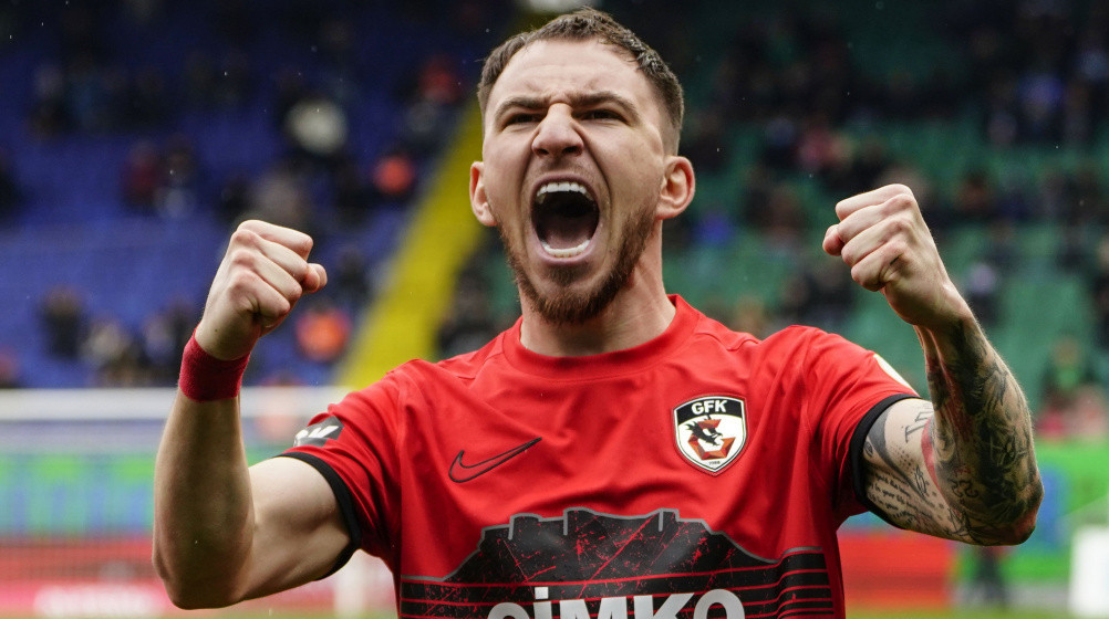 Meci interzis cardiacilor, cu Sorescu și Maxim &icirc;n prim-plan! S-a aruncat cu cartonașe și au fost goluri pe bandă rulantă