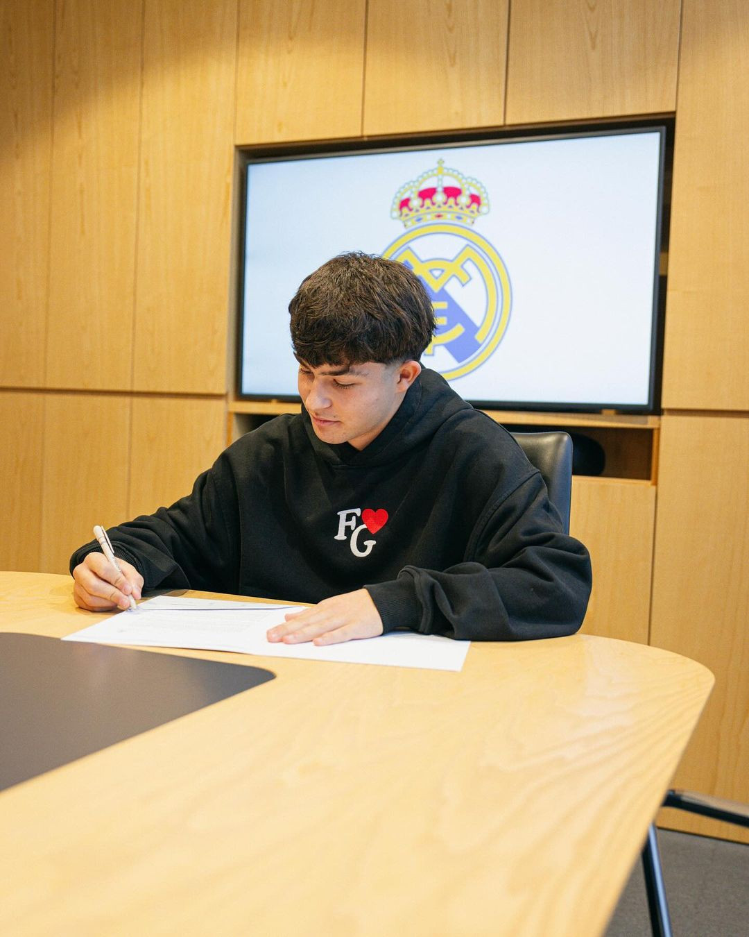 Rom&acirc;nul cu două selecții la națională a semnat cu Real Madrid