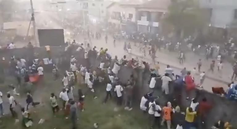Ce se &icirc;nt&acirc;mplă &icirc;n dictatura sprijinită de Rusia: peste 100 de morți la un meci de fotbal după o decizie a arbitrului!