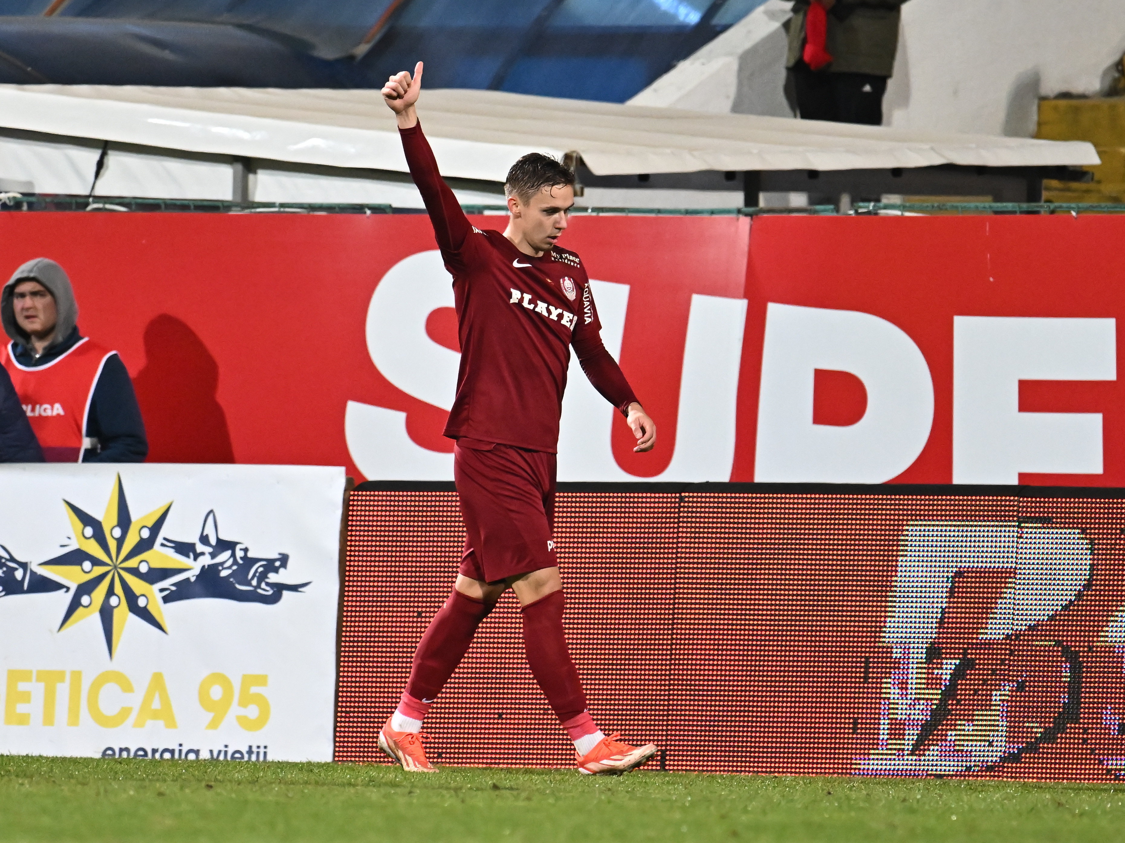 Accidentare pentru Louis Munteanu: &rdquo;Trage de el&rdquo;