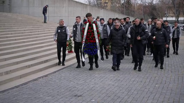 &Icirc;ntreaga echipă FCSB, prezentă pentru a-i aduce un ultim omagiu lui Helmut Duckadam! Cine a purtat coroana cu flori