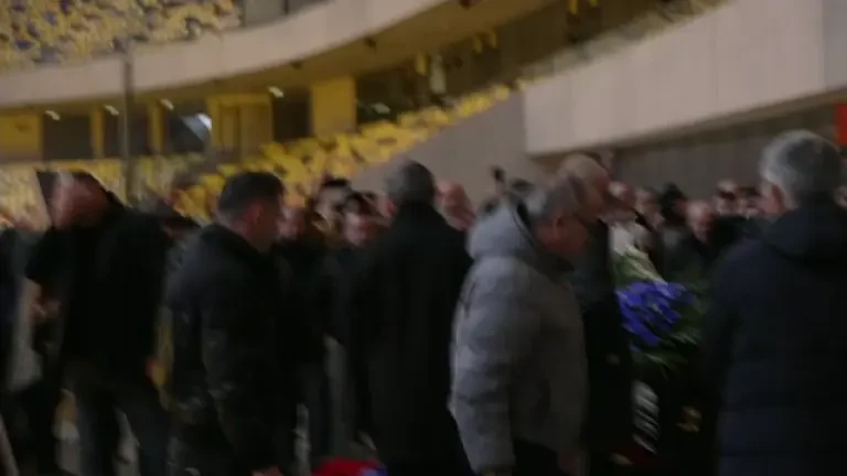 Marius Lăcătuș, Ștefan Iovan, Adrian Bumbescu și Victor Pițurcă, lângă sicriul lui Helmut Duckadam