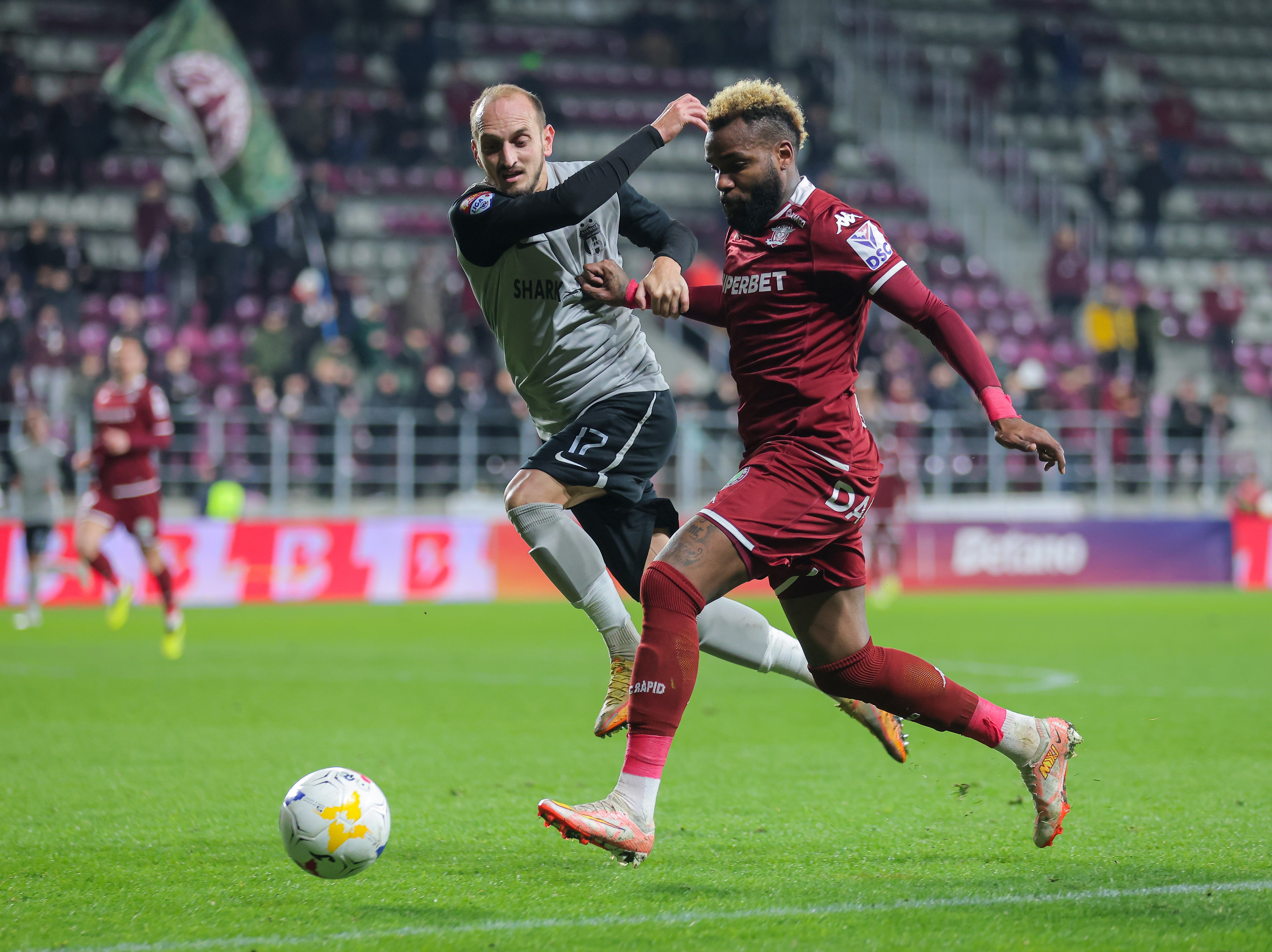 Ce trebuie să facă Aaron Boupendza pentru a reintra &icirc;n grațiile suporterilor din Giulești