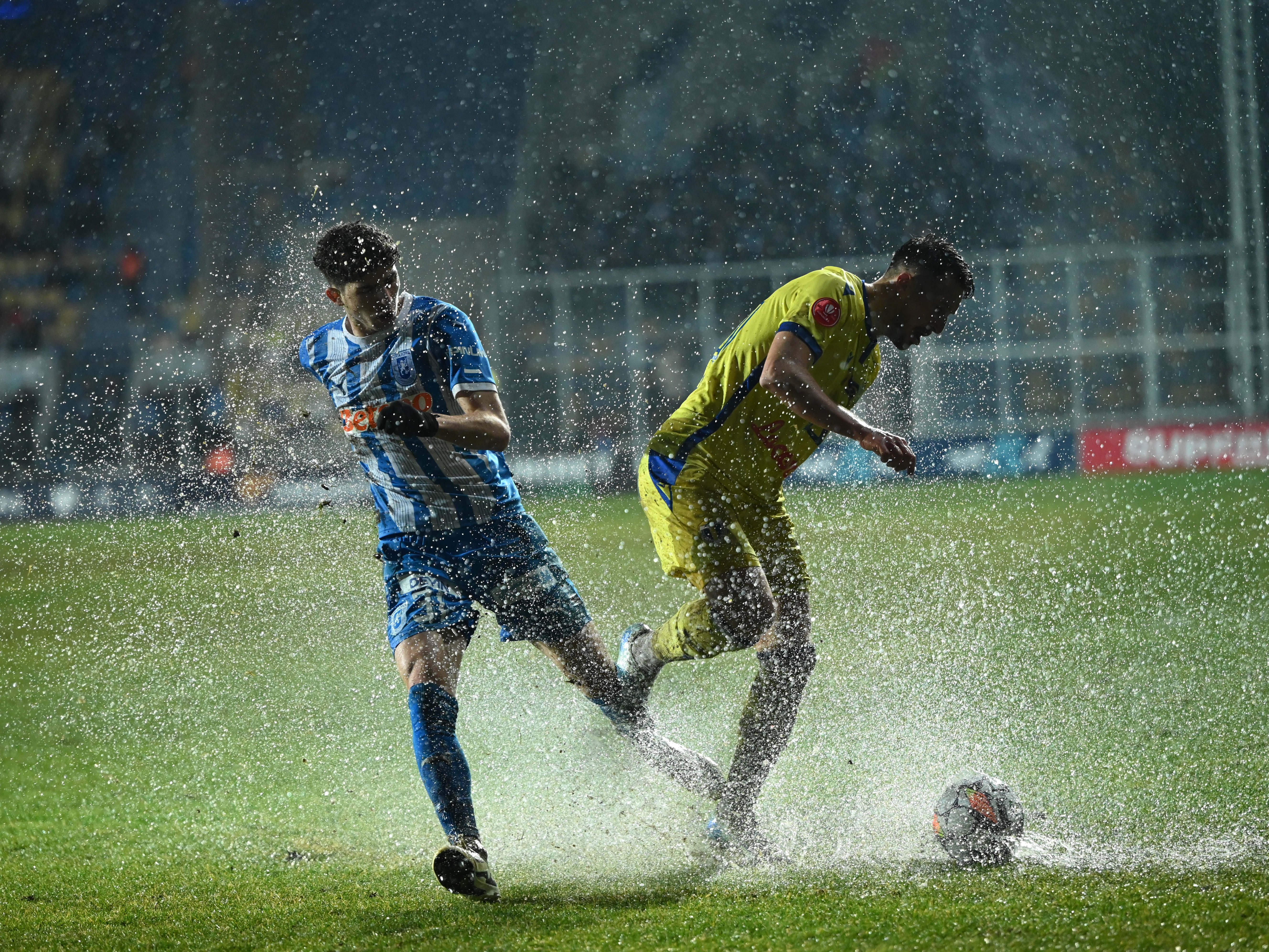 Costel G&acirc;lcă a spus lucrurilor pe nume după derby-ul noroios dintre Petrolul și Craiova: &rdquo;Ăsta nu e fotbal&rdquo;