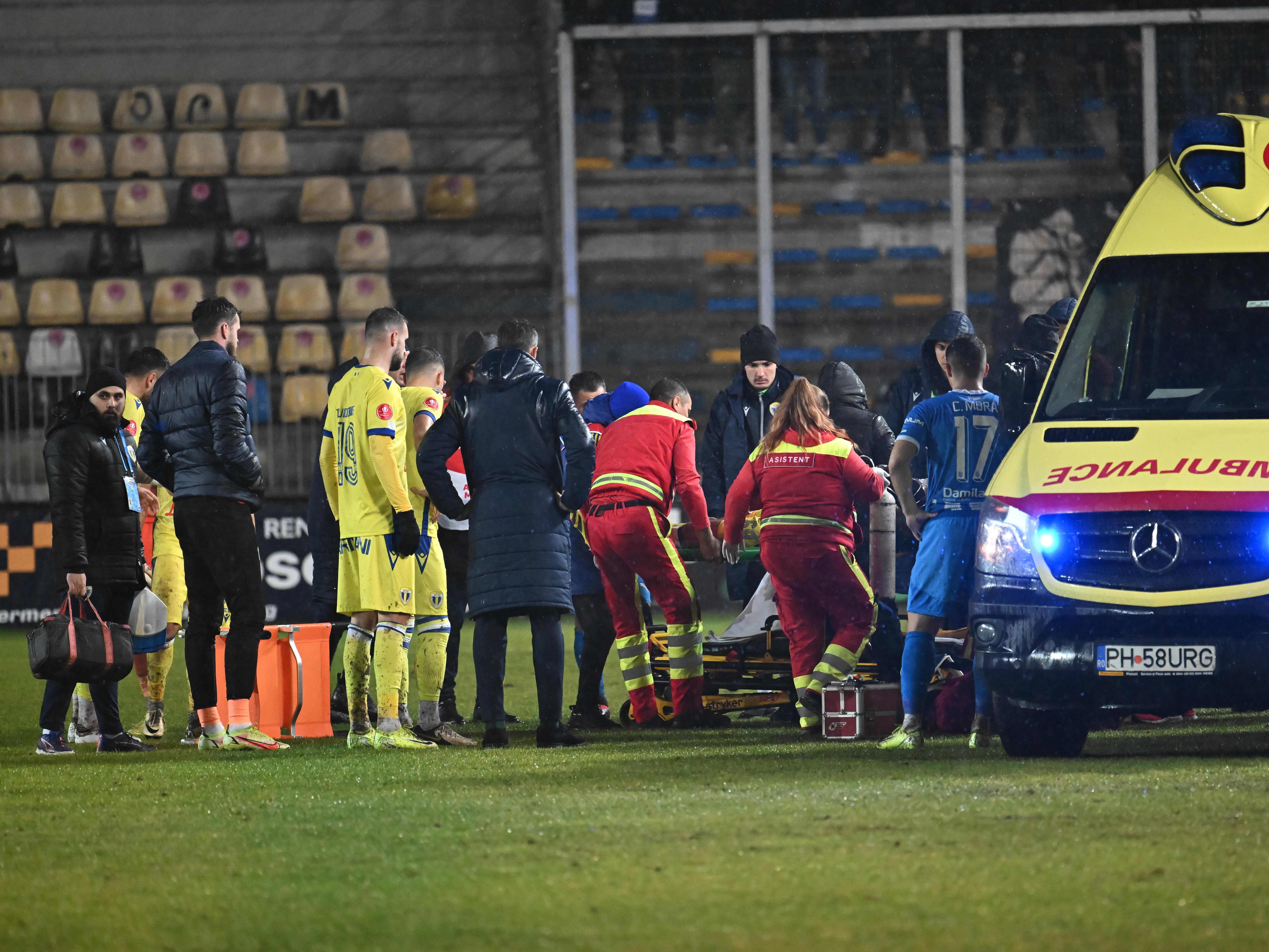 Anunțul Petrolului despre fotbalistul prăbușit pe gazon &icirc;n meciul cu Universitatea Craiova