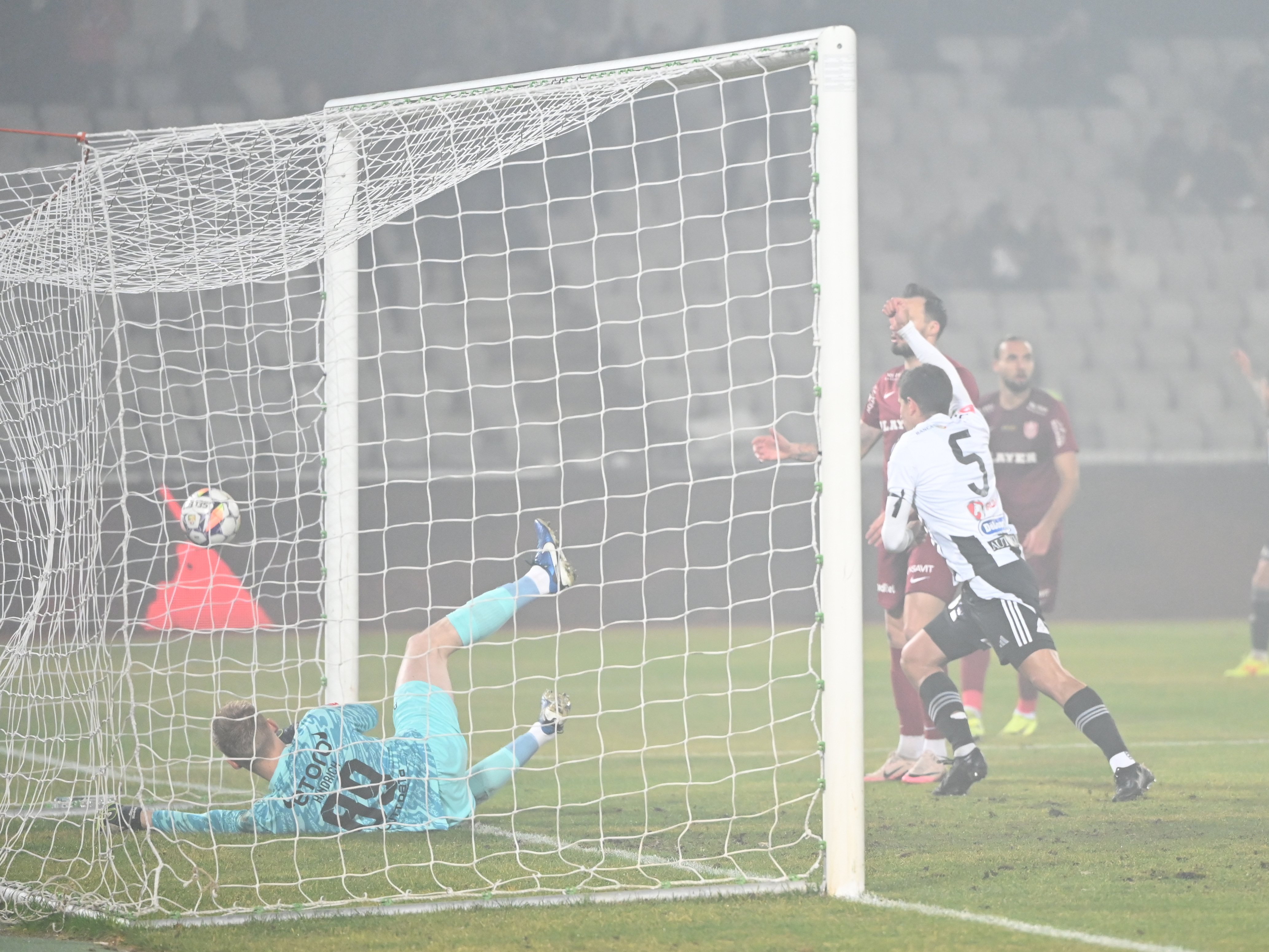 U Cluj &ndash; CFR Cluj 3-2. Echipa lui Ioan Ovidiu Sabău, din nou lider &icirc;n Superligă