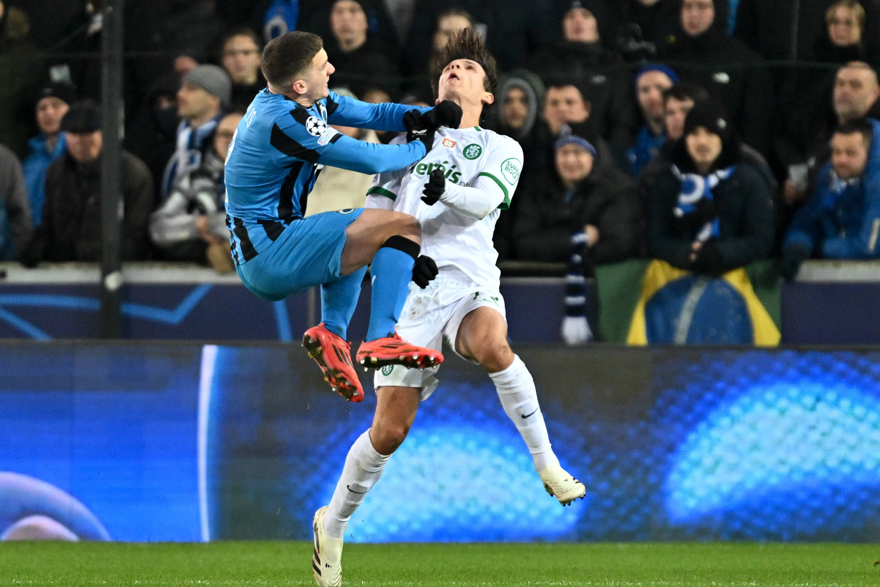 Seară horror &icirc;n Champions League: și-a dat autogol, apoi a ieșit pl&acirc;ng&acirc;nd, plin de s&acirc;nge, după o intrare inconștientă