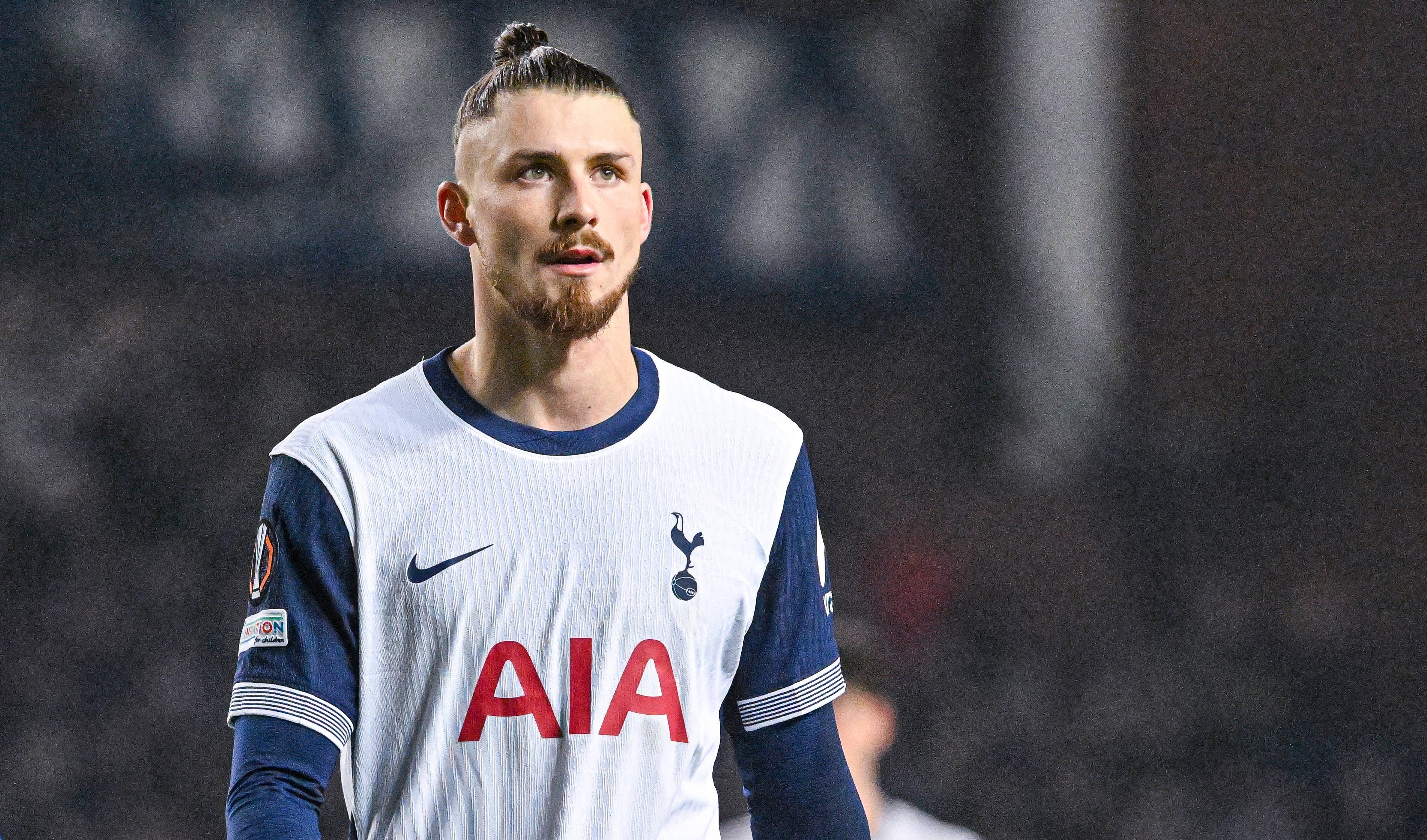 Probleme pentru Radu Drăgușin! Tottenham se bate cu rivalii din Premier League pe un fundaș de top