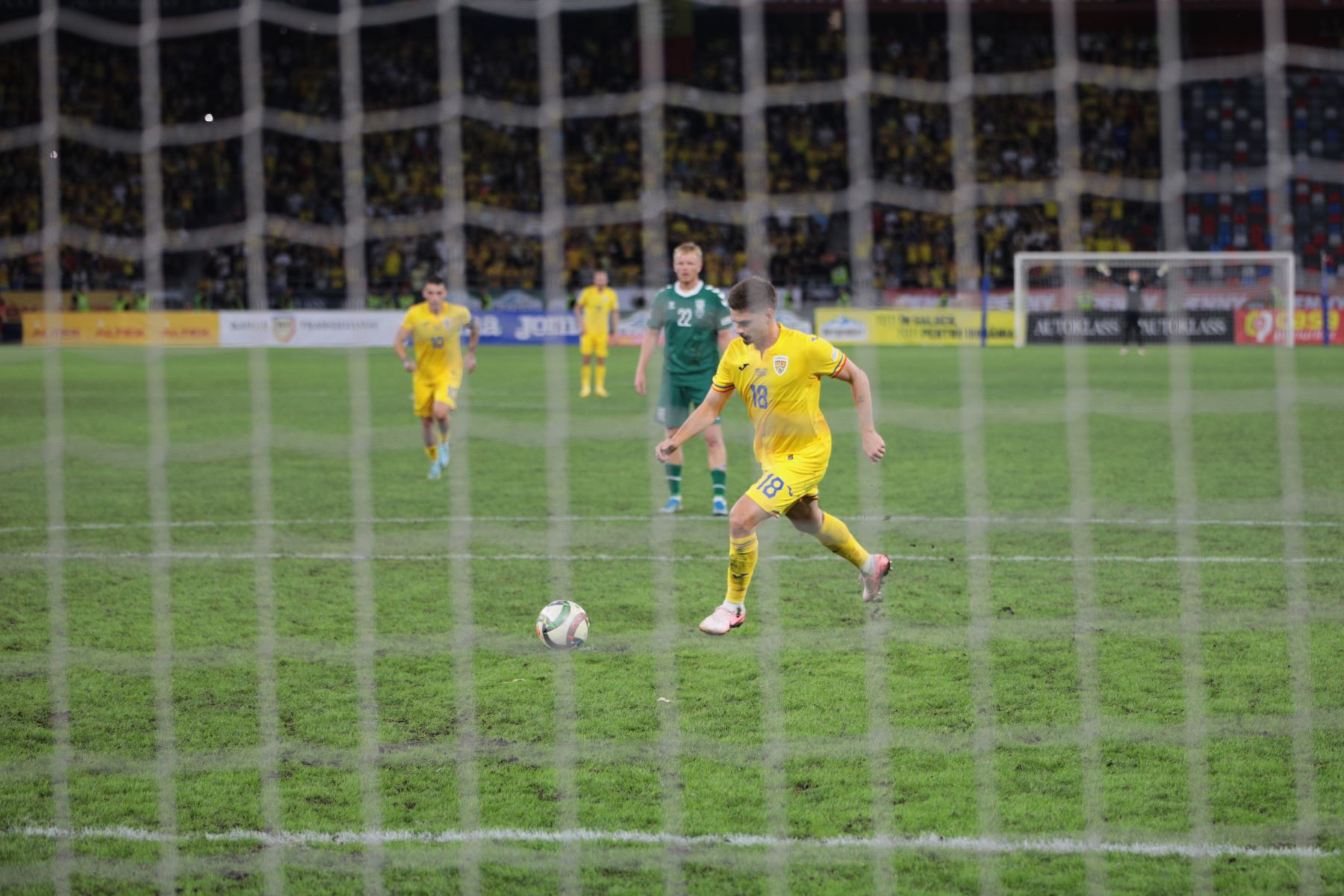 E antrenorul cu portarii al Rom&acirc;niei, dar e omul care &icirc;l ajută pe Răzvan Marin să fie golgheter. Avem o colaborare extraordinară