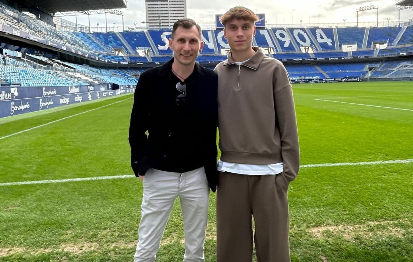 La 16 ani, fiul unui fost internațional rom&acirc;n a semnat contractul de fotbalist profesionist cu Malaga! &rdquo;Prima echipă se bazează foarte mult pe tineri din propria academie&rdquo;