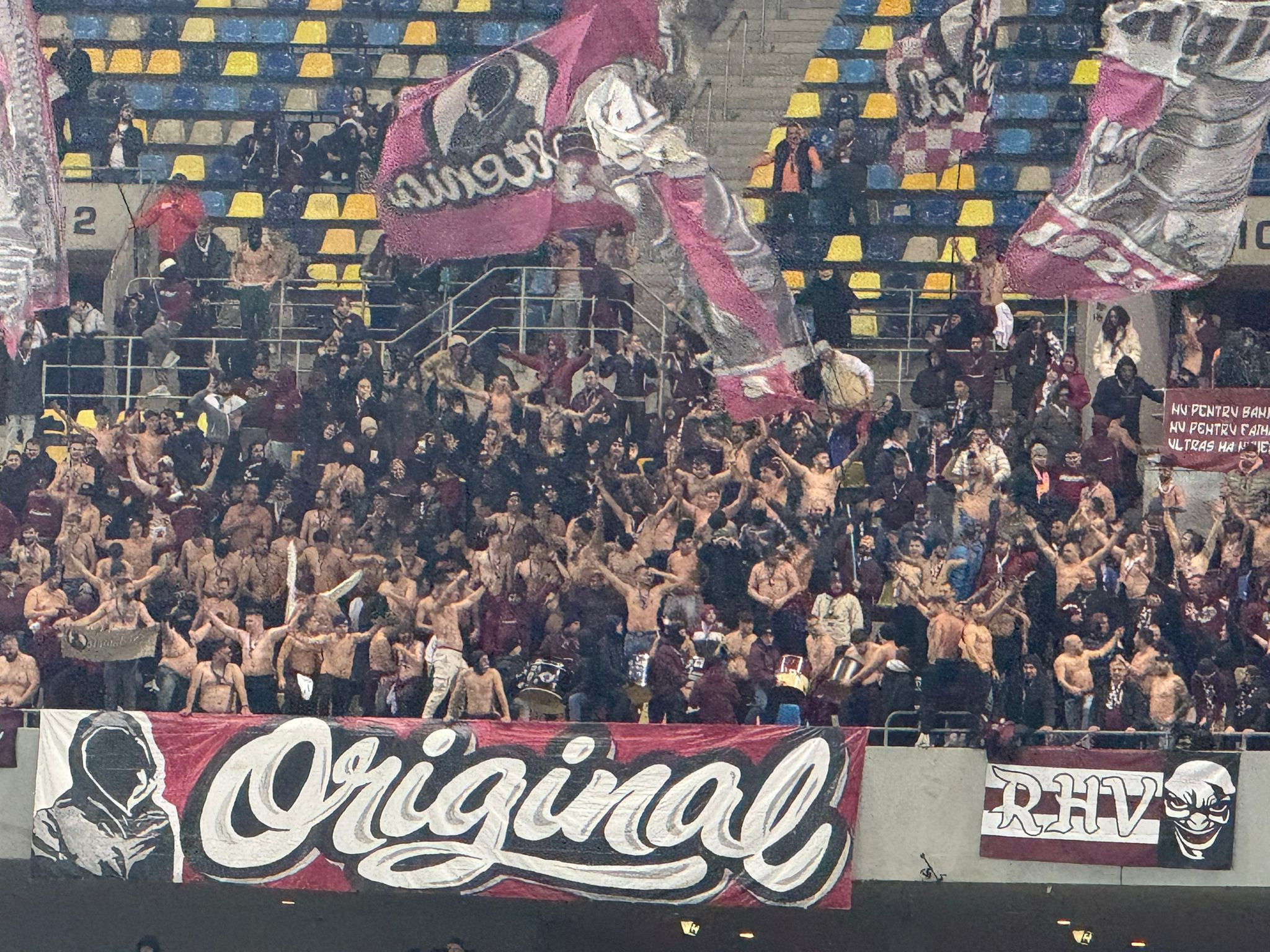 Atmosferă incendiară la Dinamo - Rapid! Suporterii s-au dezbrăcat la 3 grade Celsius