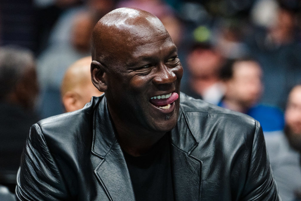 Palatul lui Michael Jordan s-a v&acirc;ndut pentru doar 9.5 milioane de dolari! Noul proprietar a dat petrecere pe terenul de baschet
