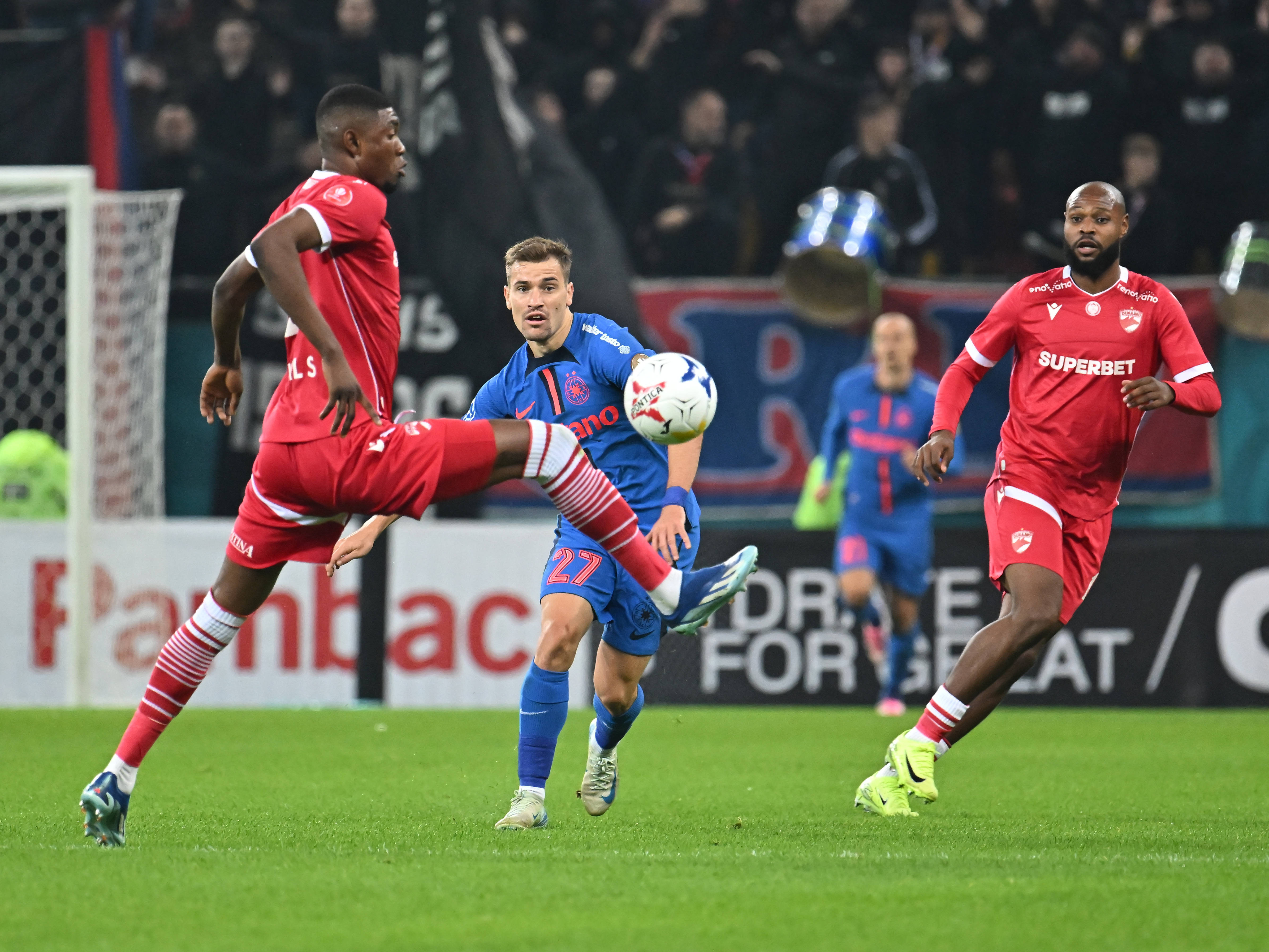 FCSB și Dinamo, cele mai &rdquo;rele&rdquo; echipe din Superligă! Granzii sunt pe podium, dar au păcătuit prin numărul imens de eliminări