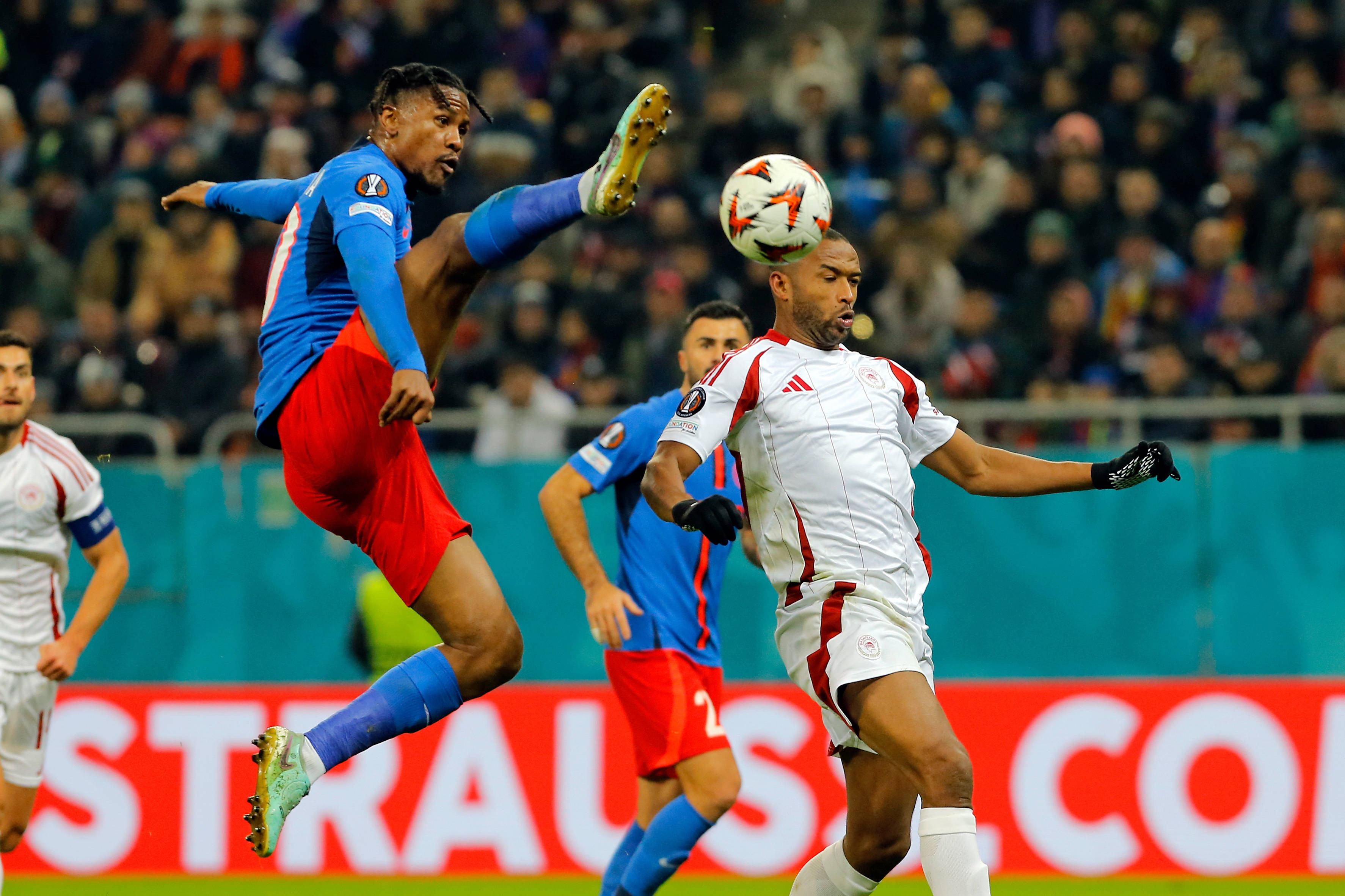 Două oferte nebune pentru Siyabonga Ngezana de la FCSB! Una din Serie A, alta din League One, a treia divizie din Anglia