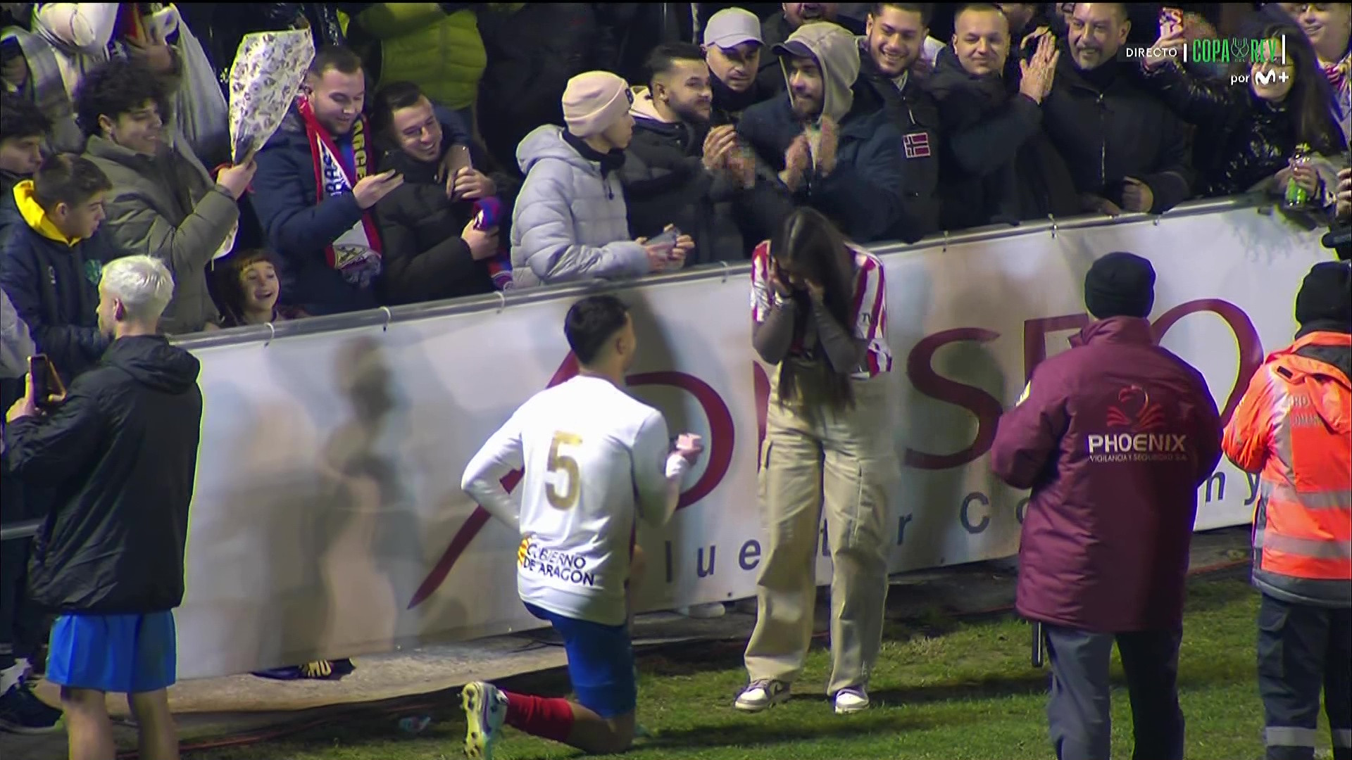 După &icirc;nfr&acirc;ngerea cu FC Barcelona, un jucător de la Barbastro și-a cerut iubita de soție direct pe teren