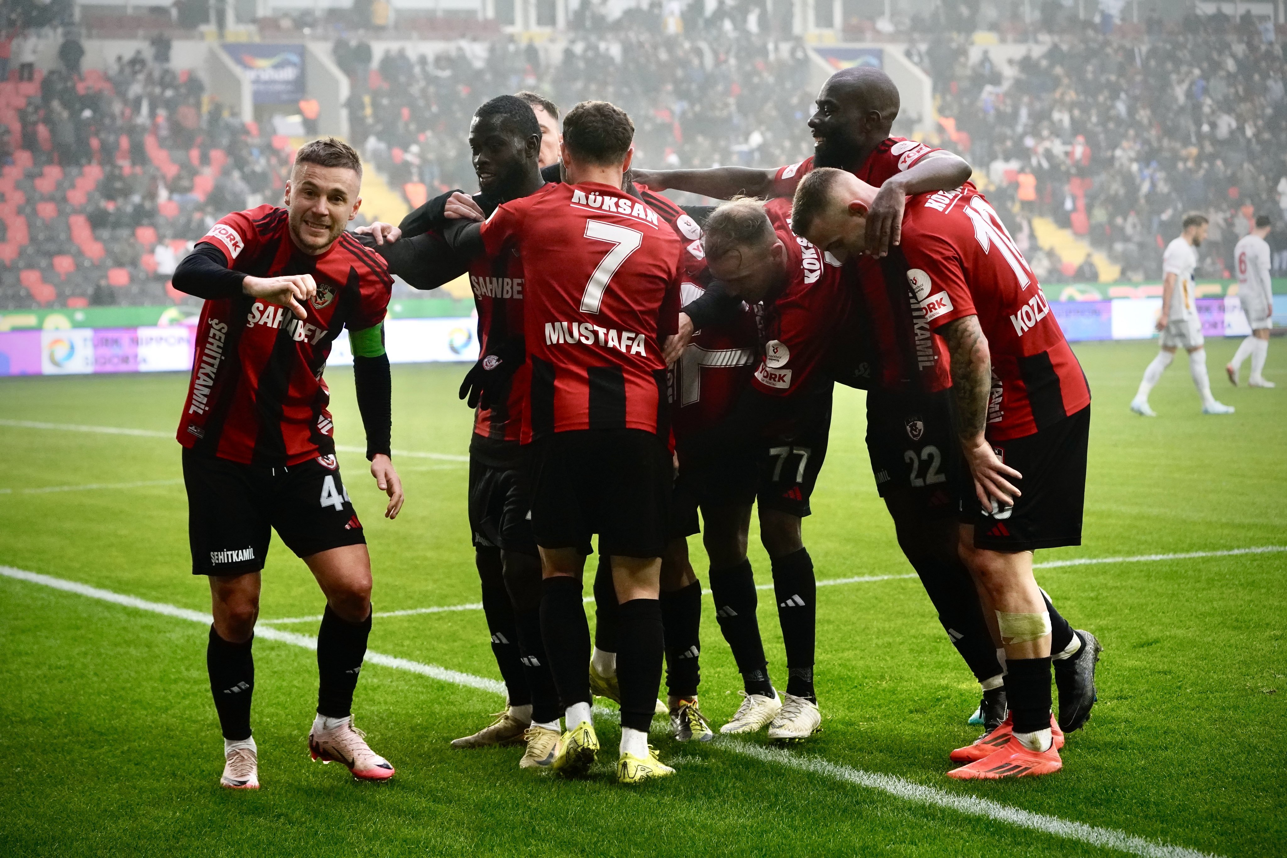 Nebunie curată la Gaziantep! Golul victoriei anulat &icirc;n 90+3, &rdquo;pasă de gol delicioasă&rdquo; a căpitanului Alexandru Maxim, altă reușită anulată de VAR