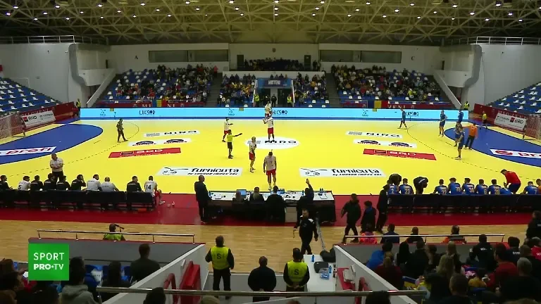 Ionuț Iancu apără spectaculos o aruncare de la 7 metri în debutul meciului România - Georgia (Trofeul Carpați)