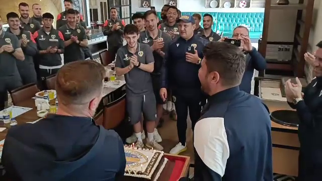 Adrian Mutu și-a serbat ziua &icirc;n Antalya: fotbaliștii i-au c&acirc;ntat &rdquo;La mulți ani!&rdquo; + ce cadou i-a &icirc;nm&acirc;nat Gicu Grozav
