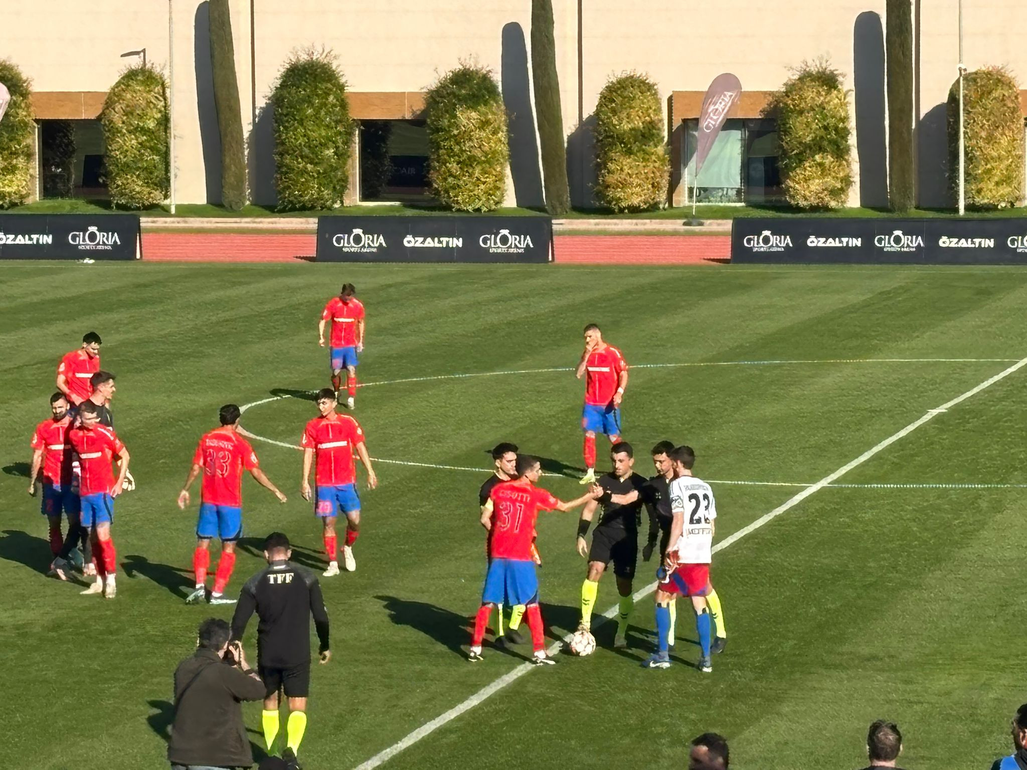 Mircea Lucescu, &icirc;n tribune la meciul FCSB-ului! Șeful unei rivale &icirc;i spionează pe campioni