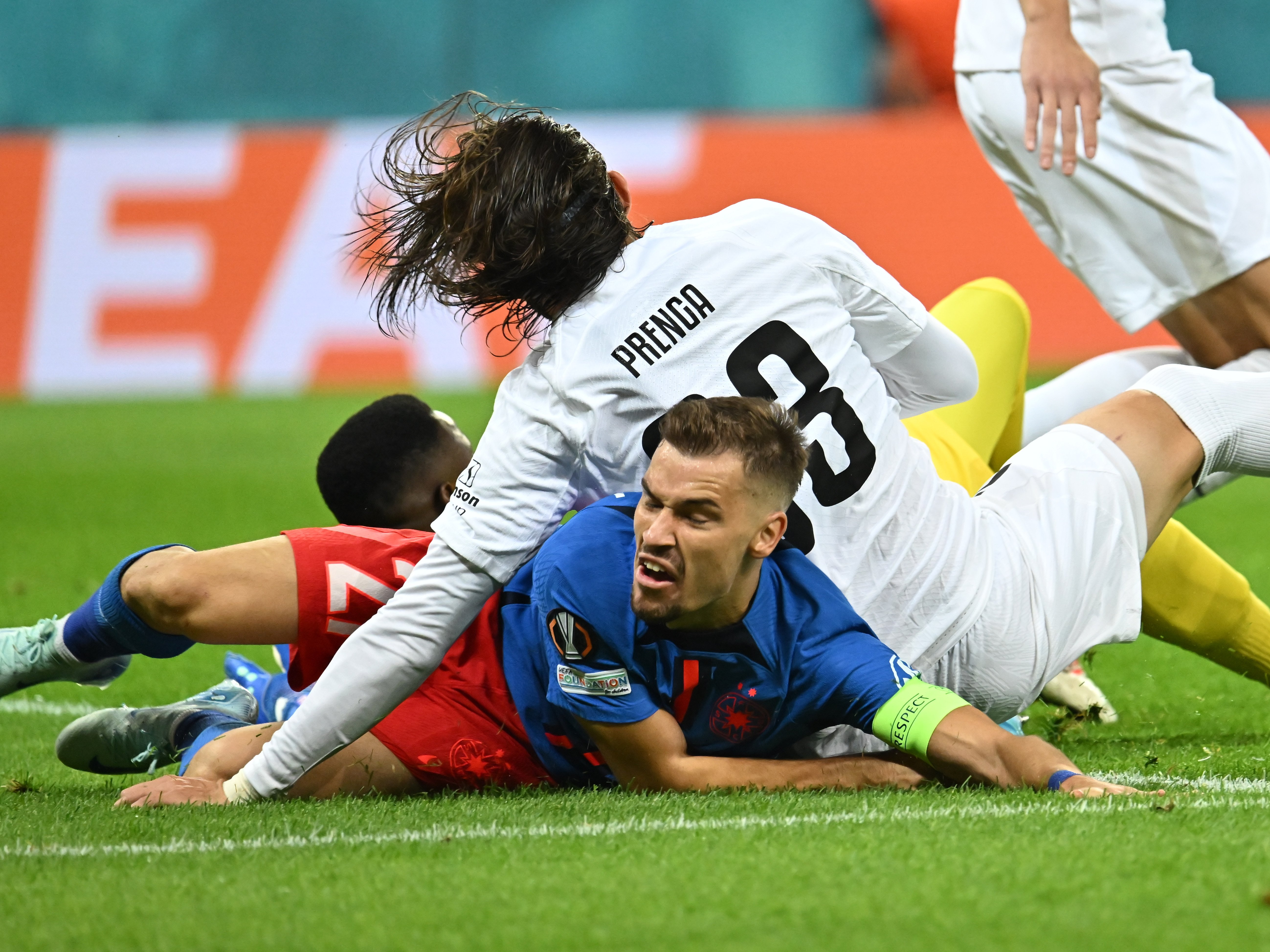 Pierdere grea pentru FCSB! C&acirc;t va lipsi Darius Olaru, după ce s-a accidentat la umăr &icirc;n amicalul cu Hamburg
