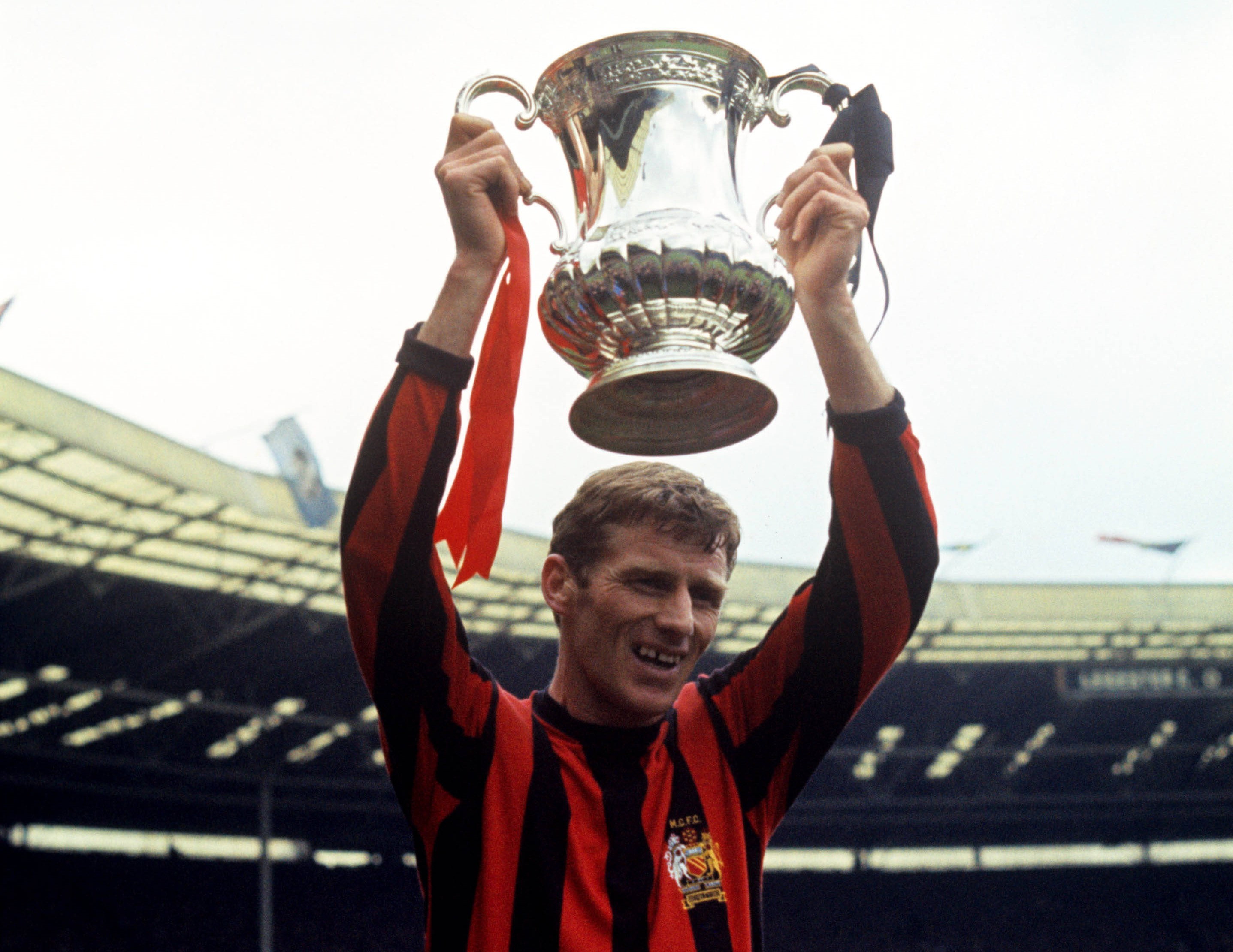 A murit căpitanul-legendă al lui Manchester City! A c&acirc;știgat totul: campionatul, Cupa, Cupa Ligii și Supercupa Angliei, plus un trofeu european