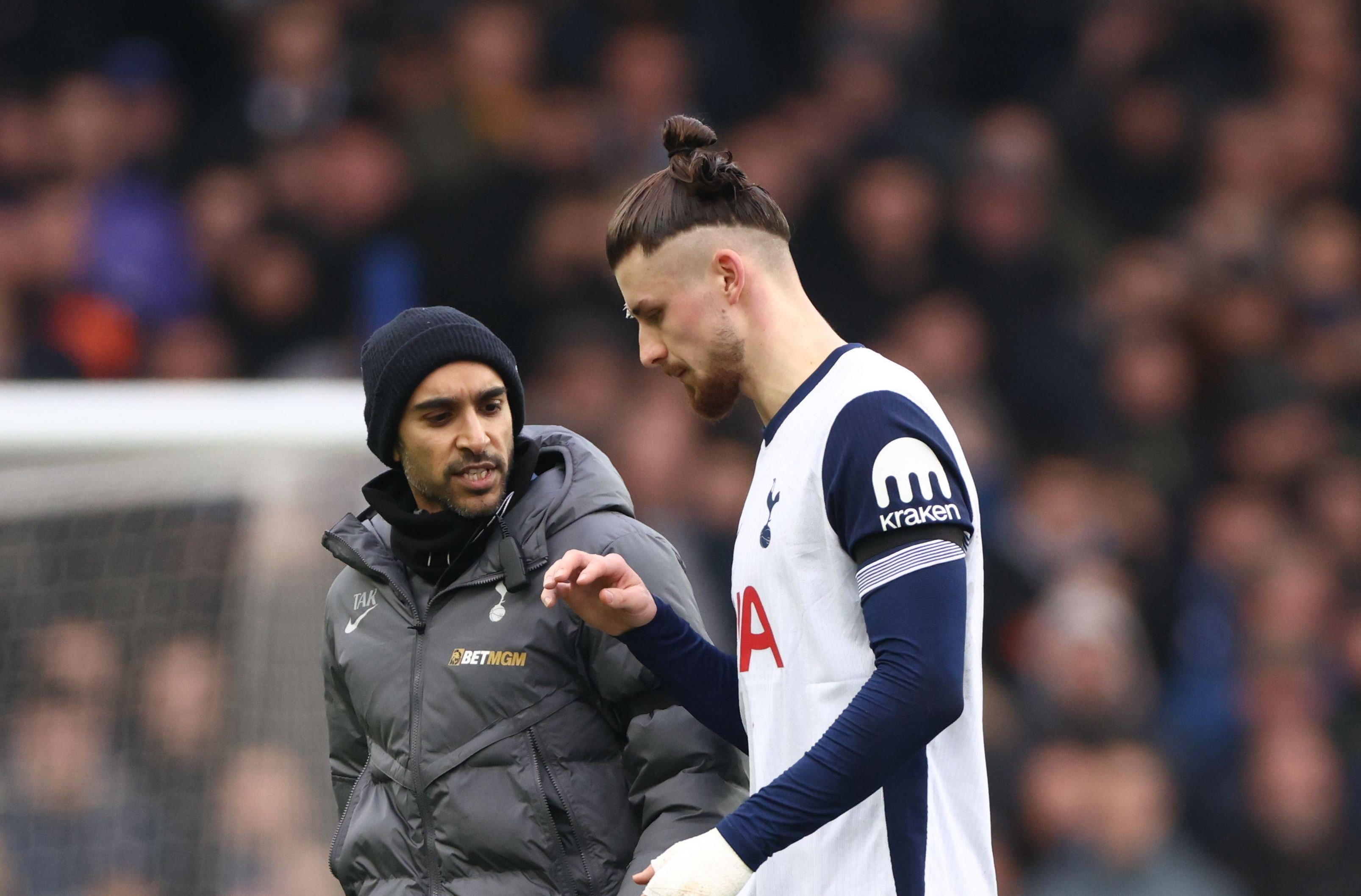 Englezii au reacționat imediat după ce Radu Drăgușin a fost făcut KO &icirc;n Everton - Spurs