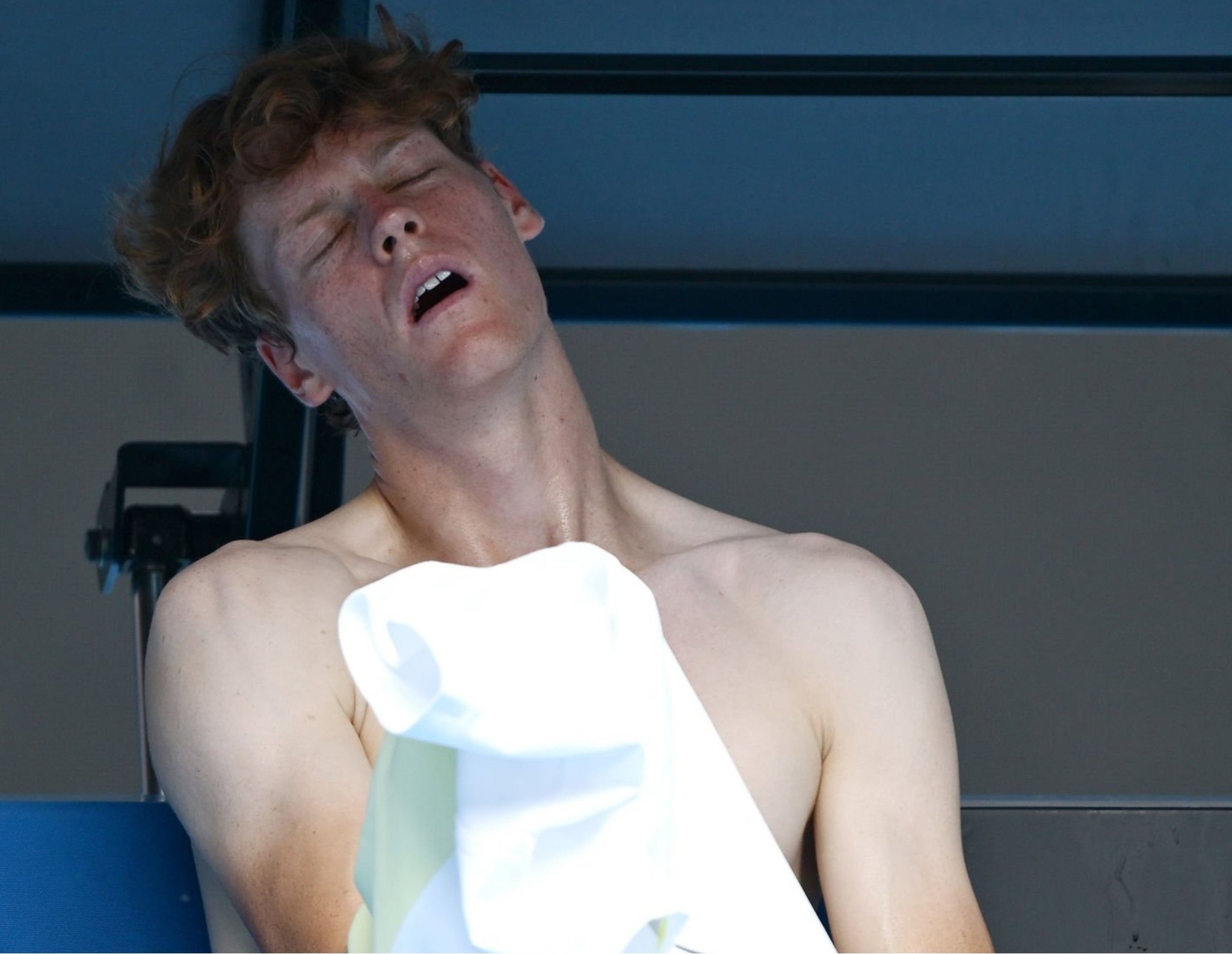 Imagini teribile cu Sinner, la Australian Open: a tremurat pe margine și a cerut ajutorul medicilor. &bdquo;Nu mă pot mișca!&ldquo;