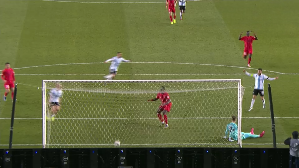 Joyskim Dawa a comis-o &icirc;n Europa League! Fundașul lui FCSB nu i-a dat nicio șansă lui T&acirc;rnovanu