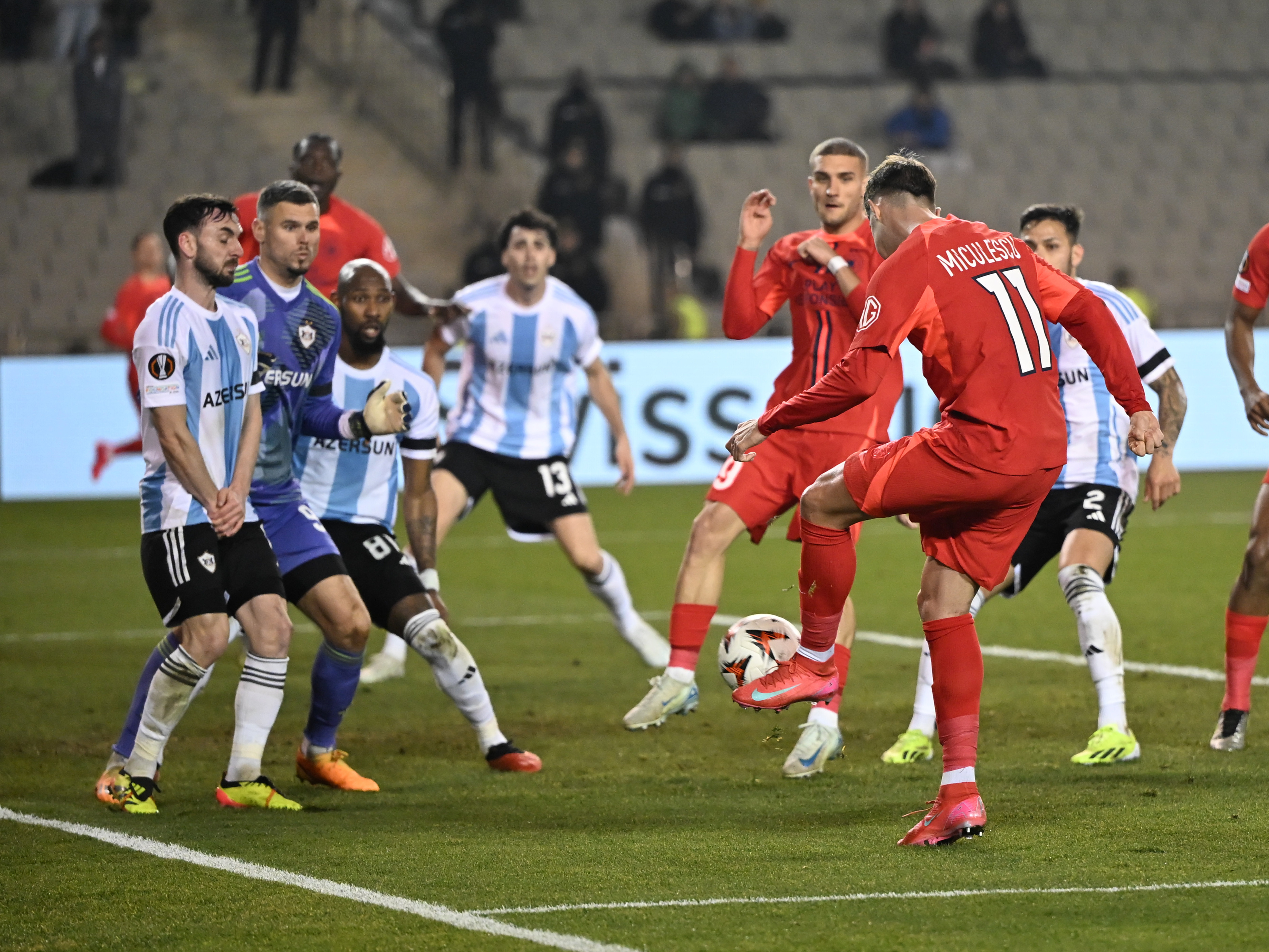 Fotbal mic, rezultat imens. 5 idei dure despre jocul campioanei Rom&acirc;niei după Qarabag - FCSB 2-3