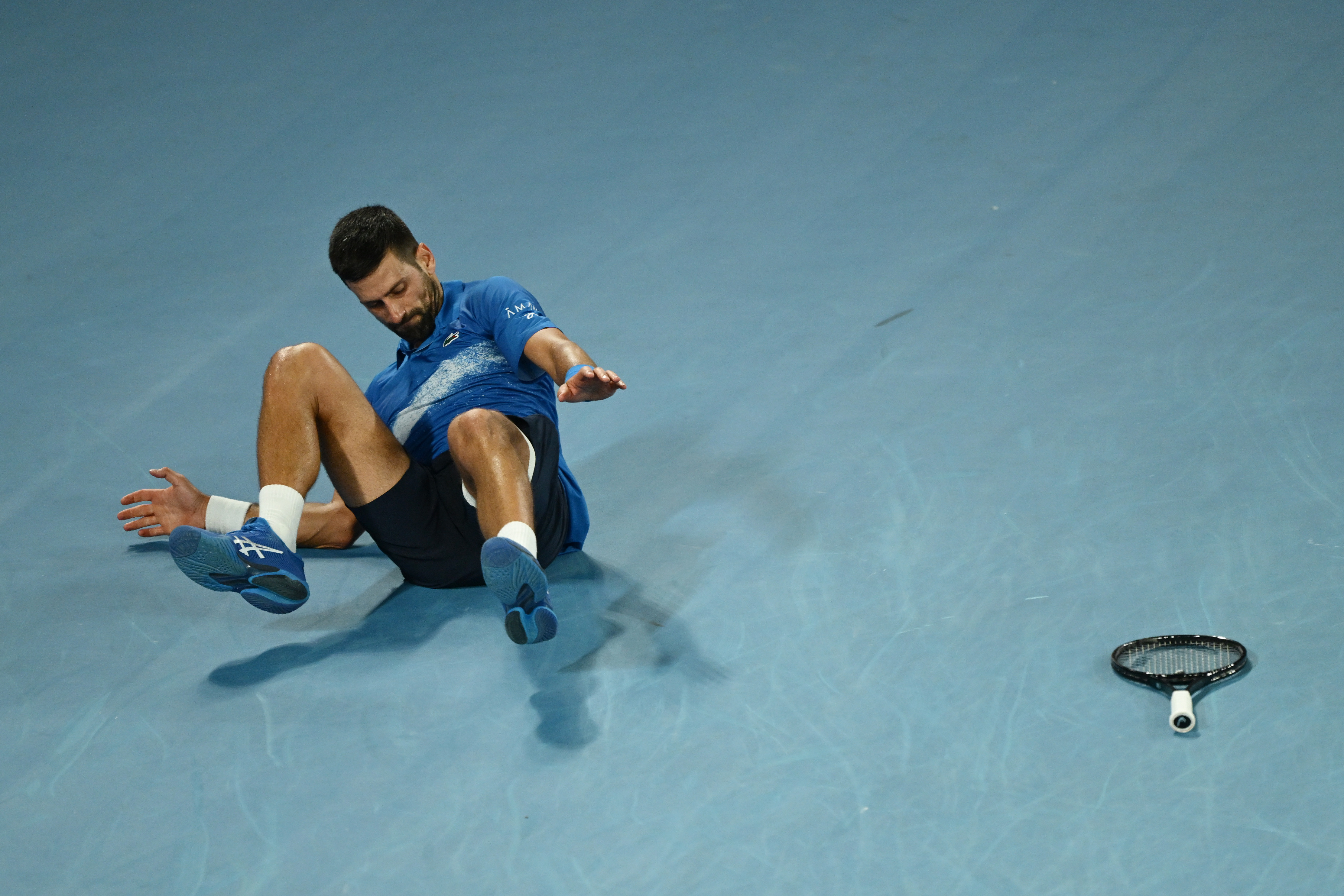 Novak Djokovic, OUT de la Australian Open! S&acirc;rbul s-a accidentat și a abandonat semifinala cu Zverev