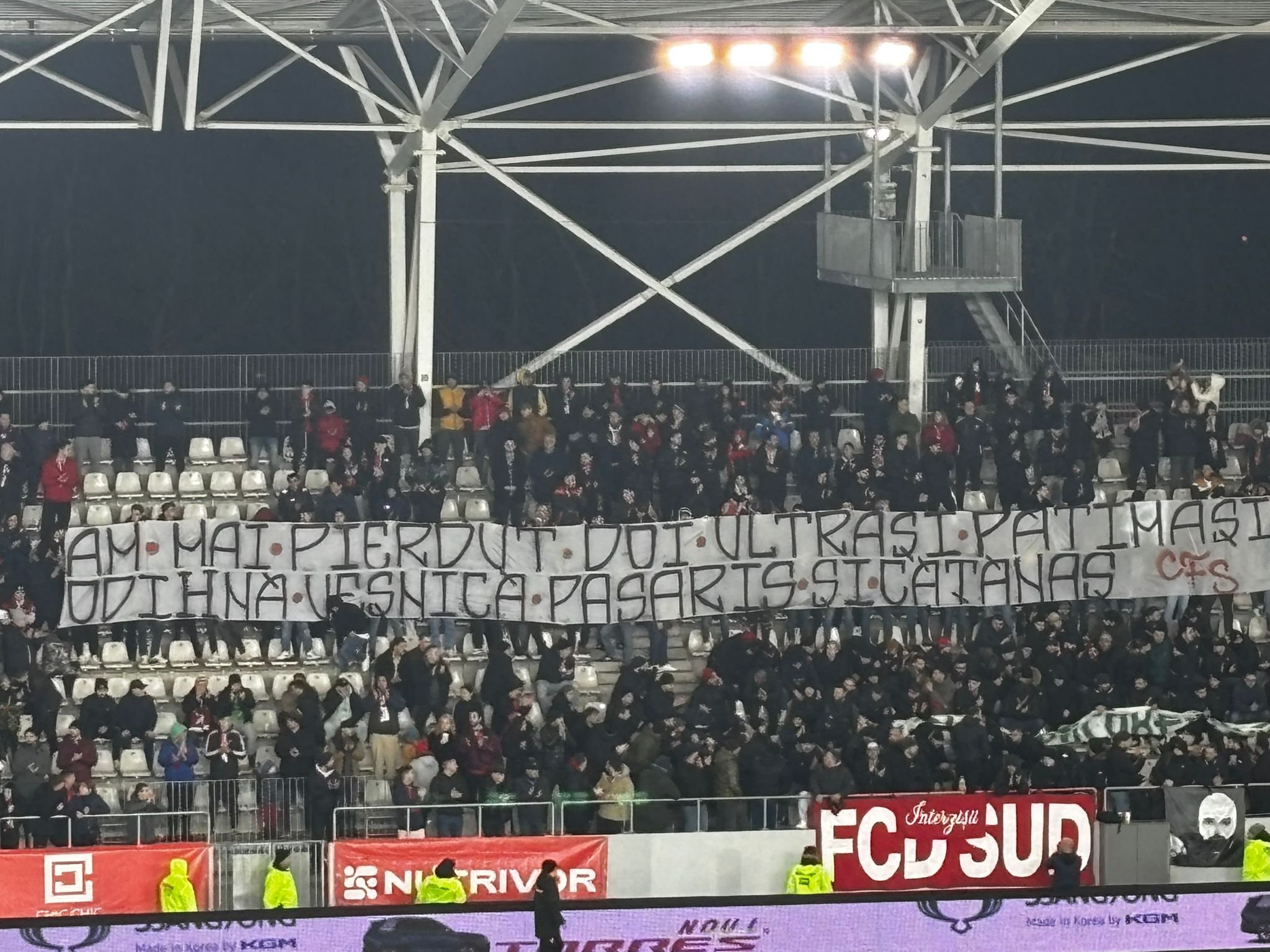 Atmosferă de sărbătoare la Dinamo - U Cluj, cu galerii &icirc;nfrățite &icirc;n meciul din Ziua Unirii Principatelor Rom&acirc;ne