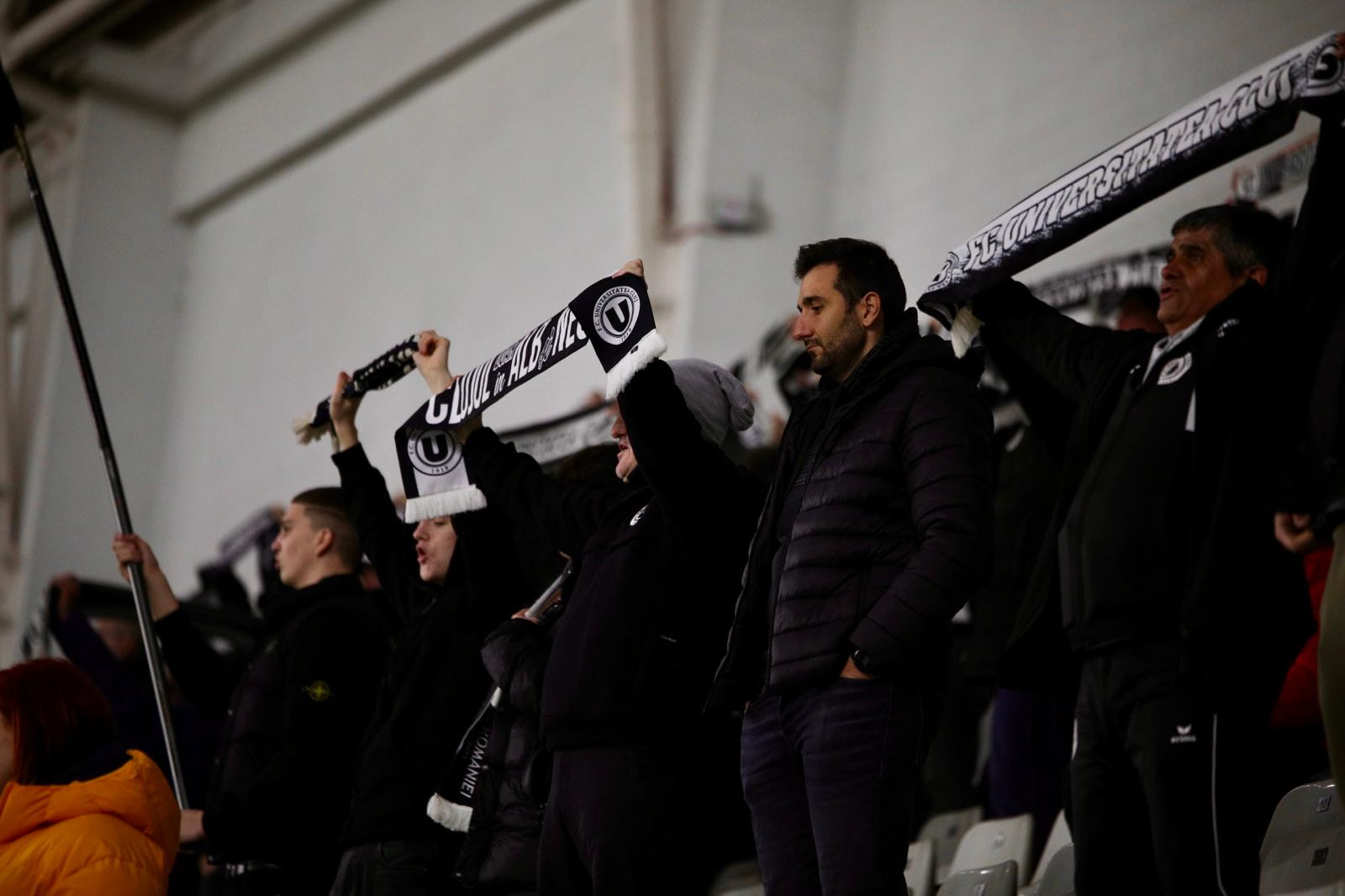 Incidente la Dinamo &ndash; U Cluj! S-au luat la bătaie &icirc;ntre ei, iar Jandarmeria a intervenit