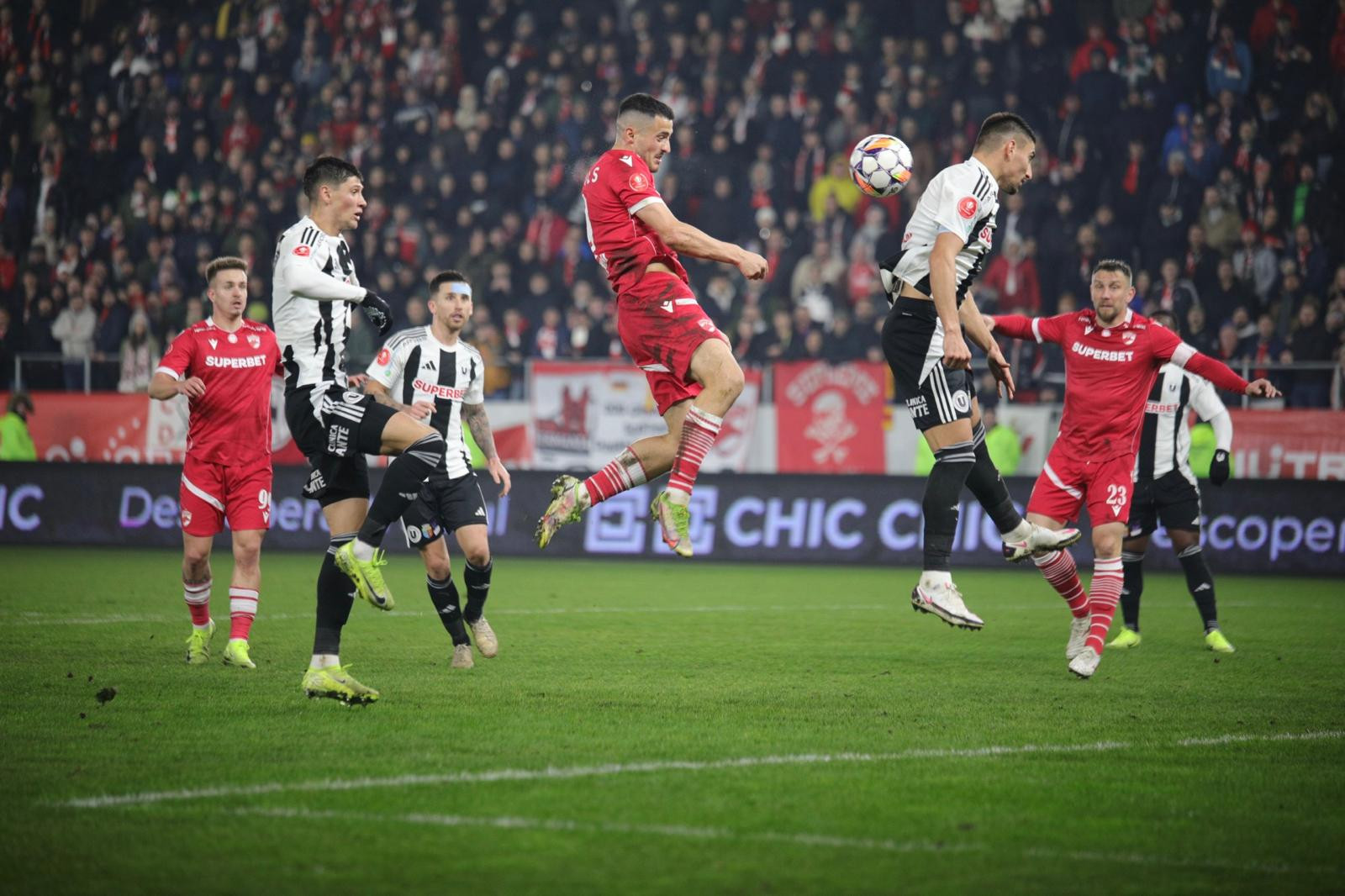 Trei idei după Dinamo - U Cluj 0-0, meciul care-i mulțumește pe Kopic și Sabău. Vedetele care au dezamăgit